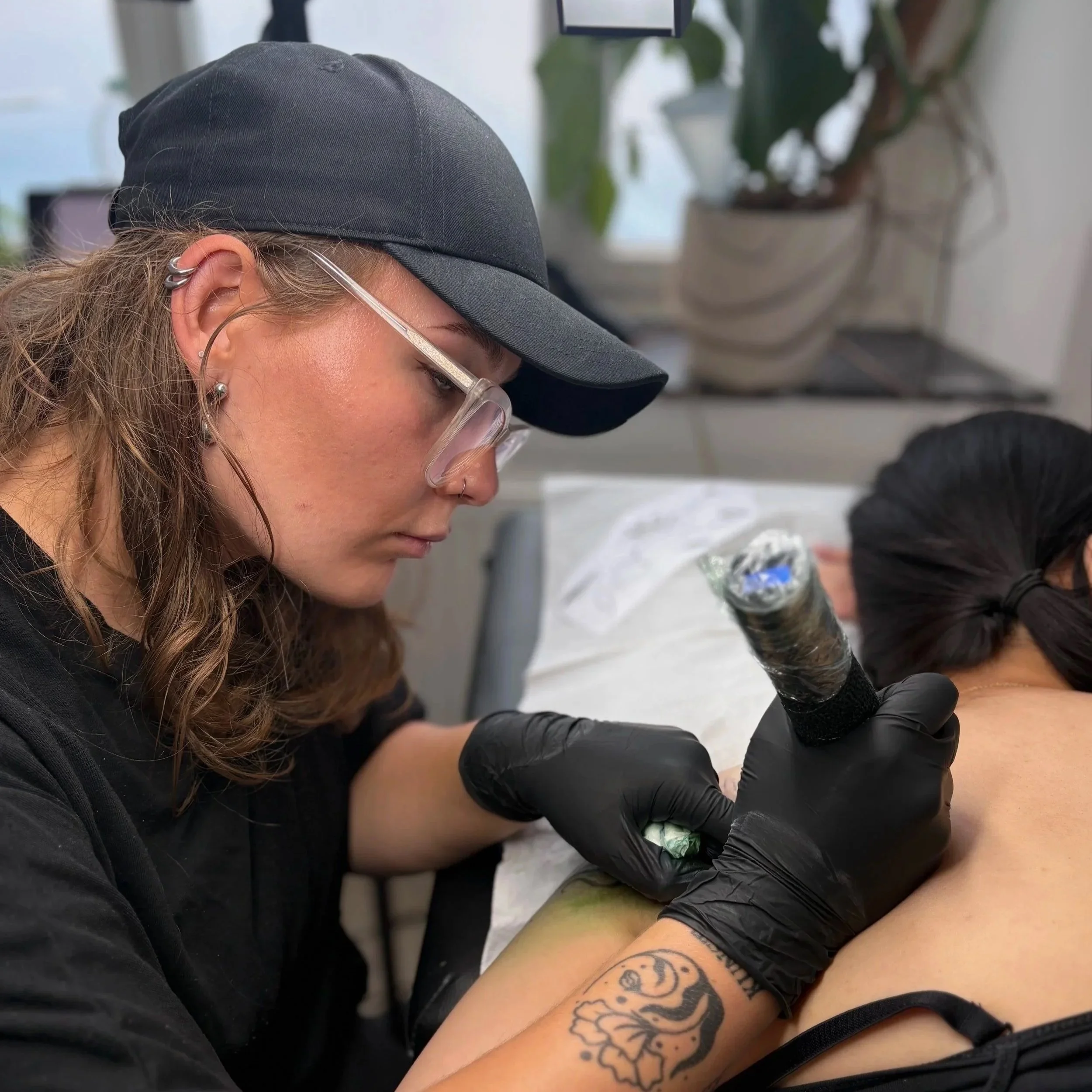 Sophie Nowarra, Tattoo-Artist aus Mönchengladbach, während eines Termins