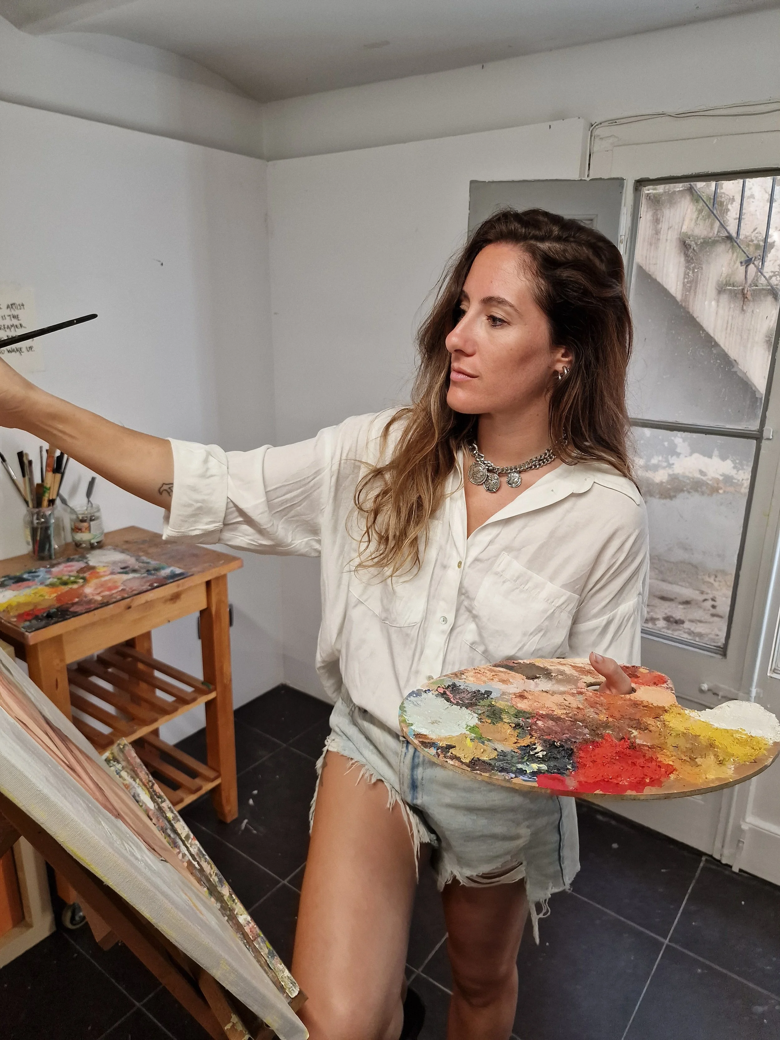 Recognizing the vulnerability as an act of courage. she creates a game between the figurative and the abstraction of his backgrounds, inviting the viewer to detach from the known and imagine a world with different points of view.