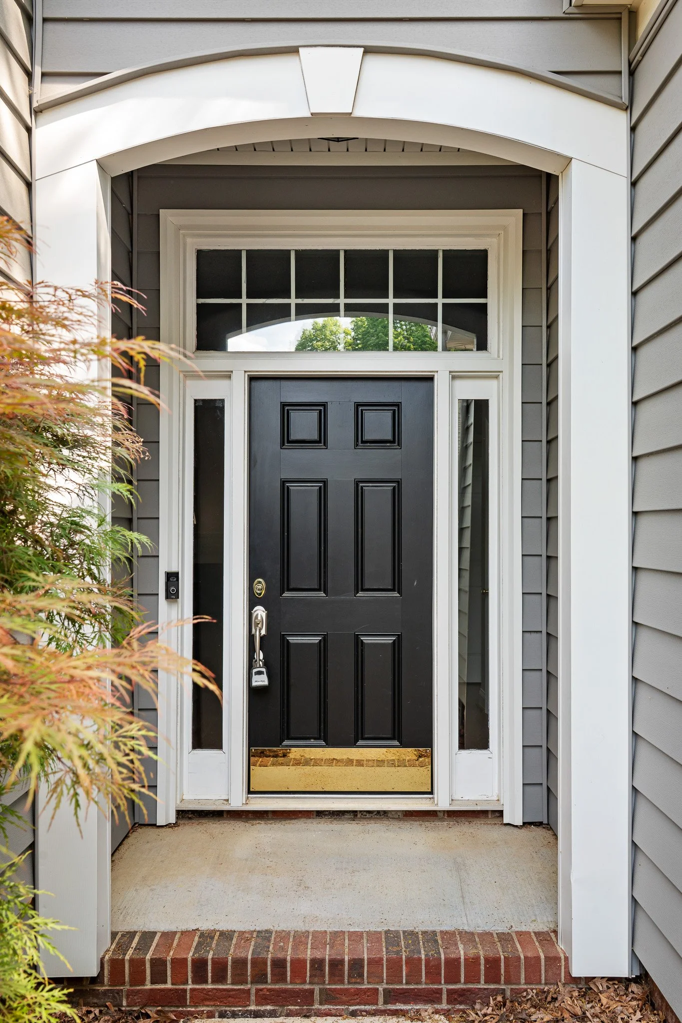 05-Ext-Front-Door-4904-MLS.jpg