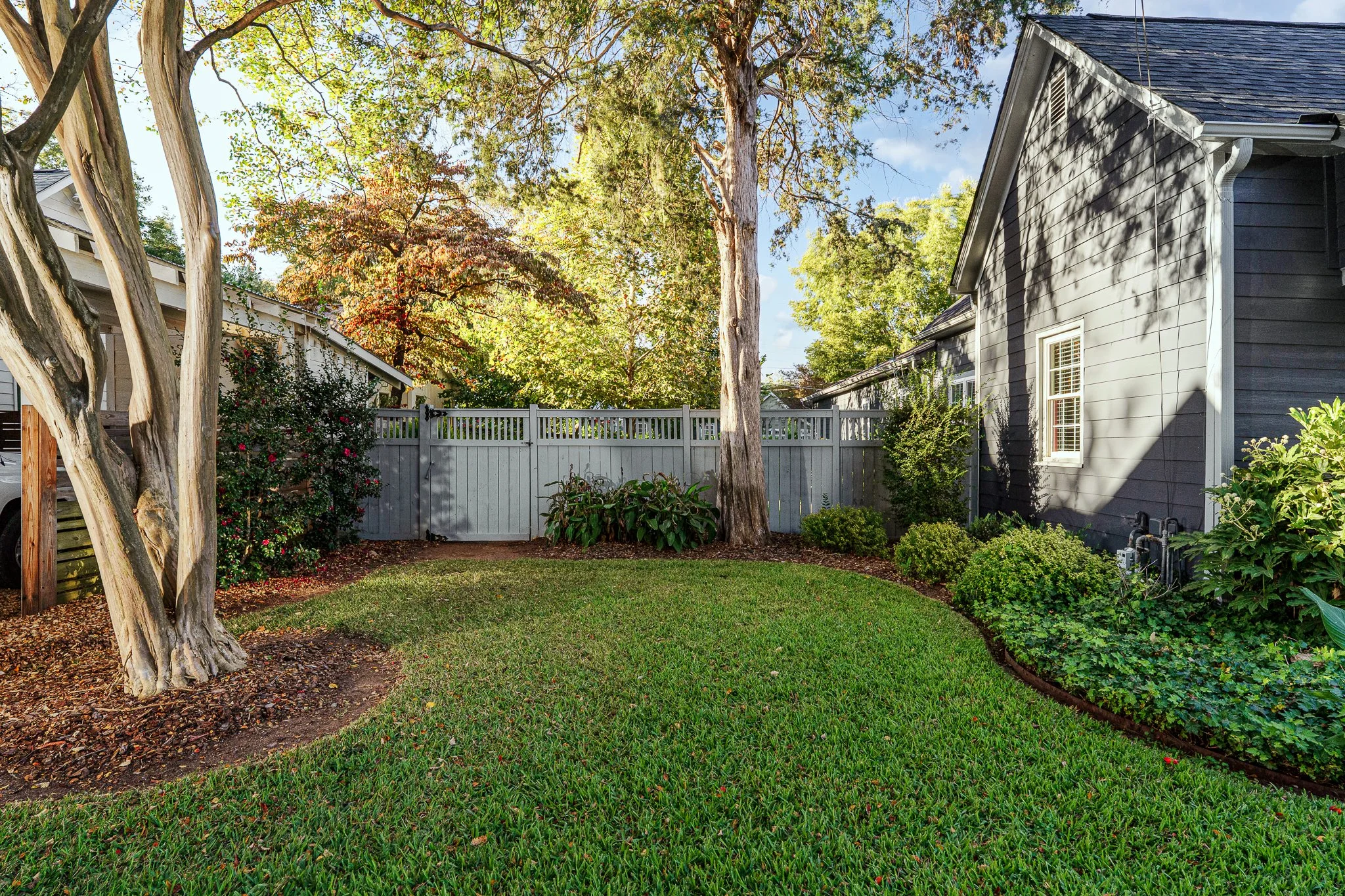 05-Front-Yard-Left-5829-MLS.jpg