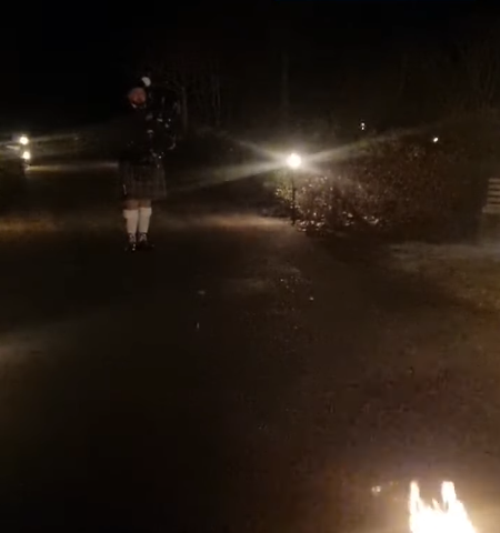 Solo show op een kerkhof in Brabant tijdens een lichtjesavond