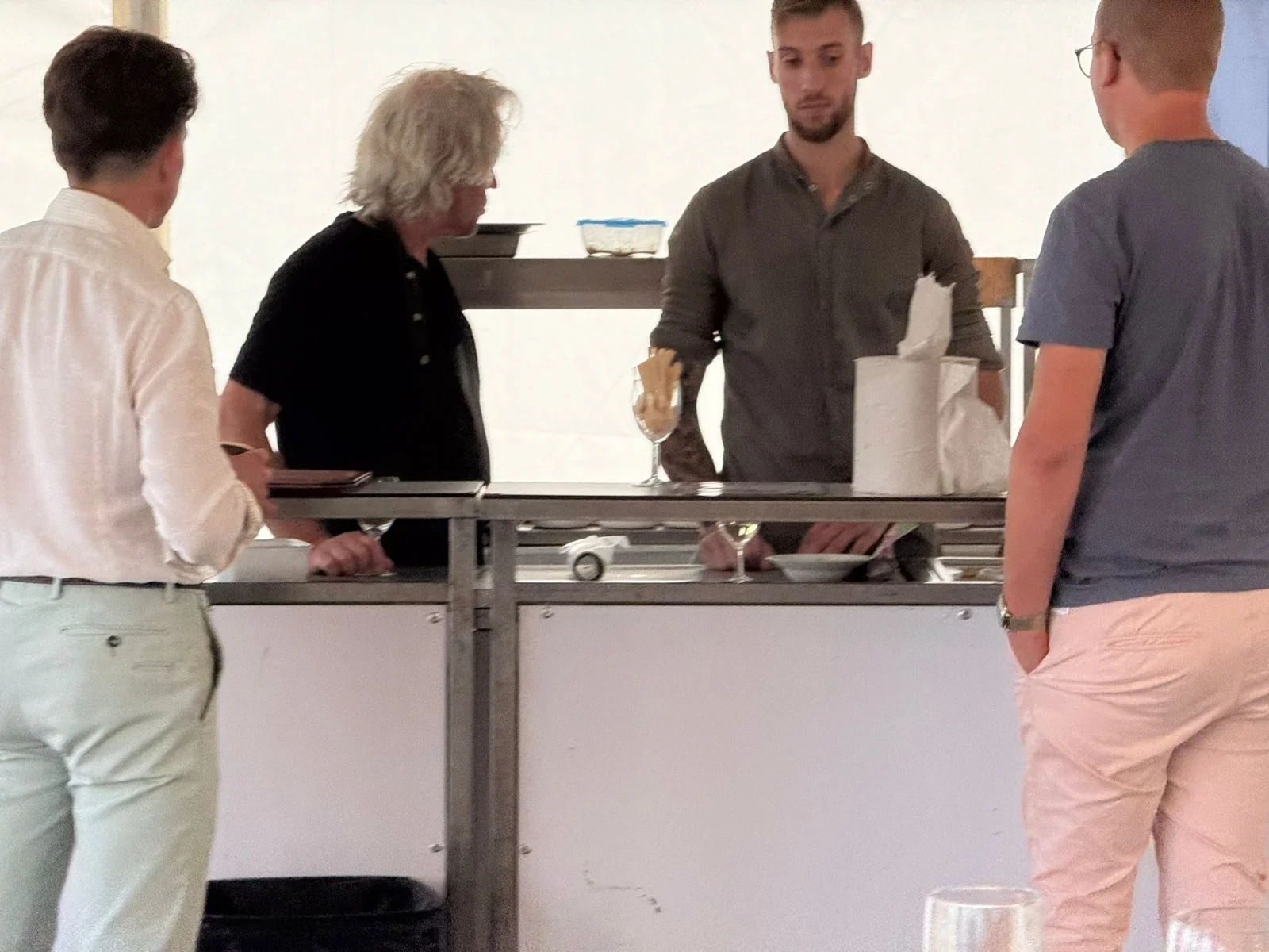 Vinollanda in samenwerking met culinaire partner Cadenza catering zijn hapjes en gerechten op locatie aan het voorbereiden voor de wijn en spijs proeverij. 