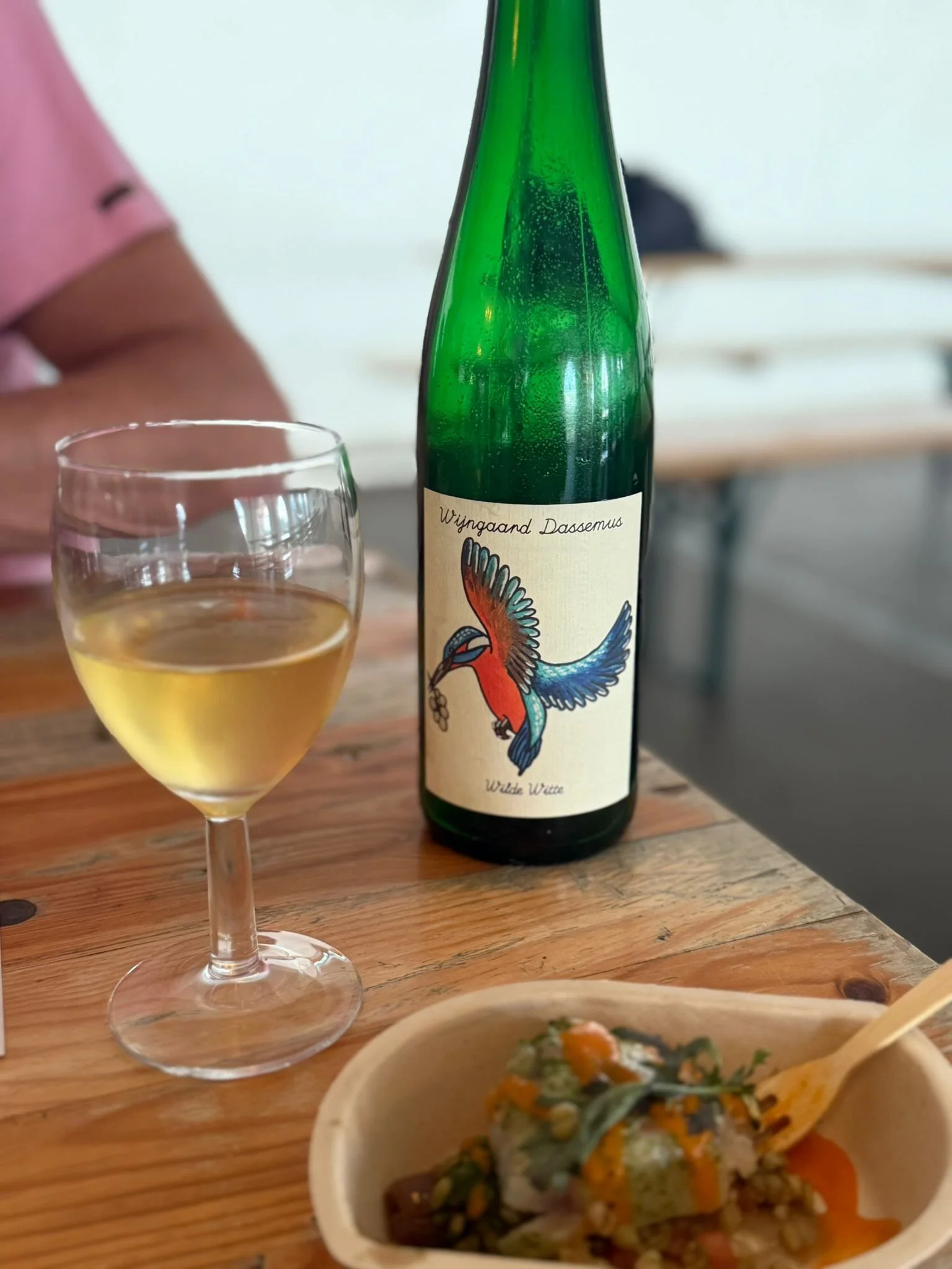 Nederlandse wijn van Dassemus geserveerd bij een wijn en spijs proeverij op locatie