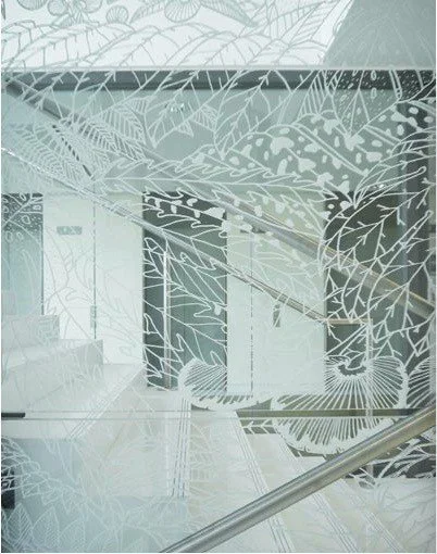 Cage d’escalier, 2014 | Verre gravé sur 7 étage | Commande réalisée pour Clarins, Paris.