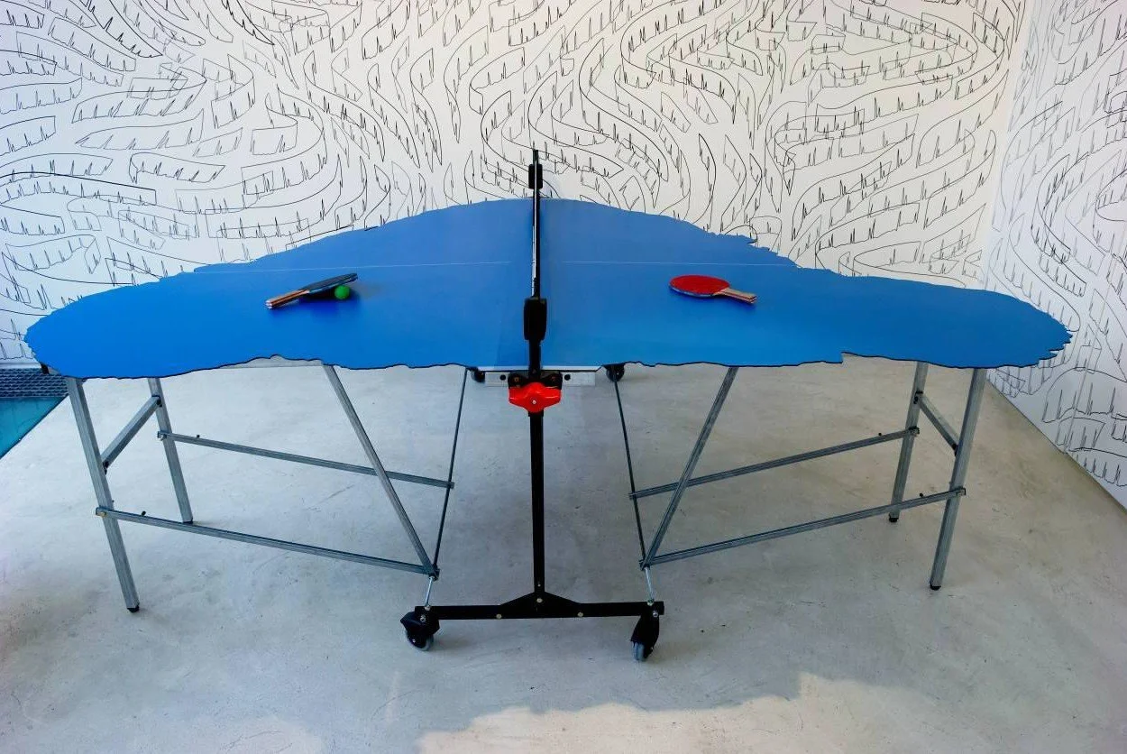 L’Ile de Pâques, 2007 | Table de ping-pong découpée en forme d’ile de Pâques, Edition 2/4 | Exposition personnelle : Les Contours, Fat Galerie | Paris.