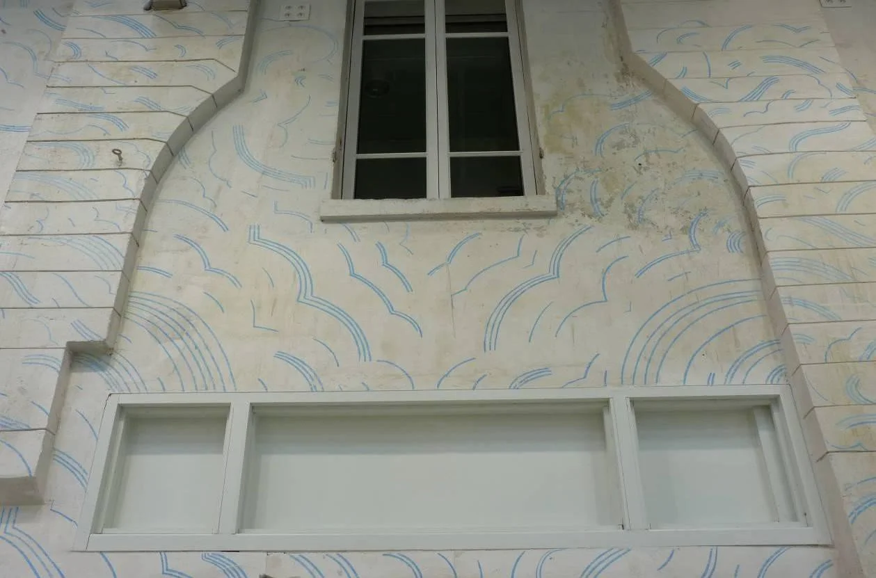 Dégâts des eaux, 2010 | Fresque à la craie réalisée in situ | Houilles.