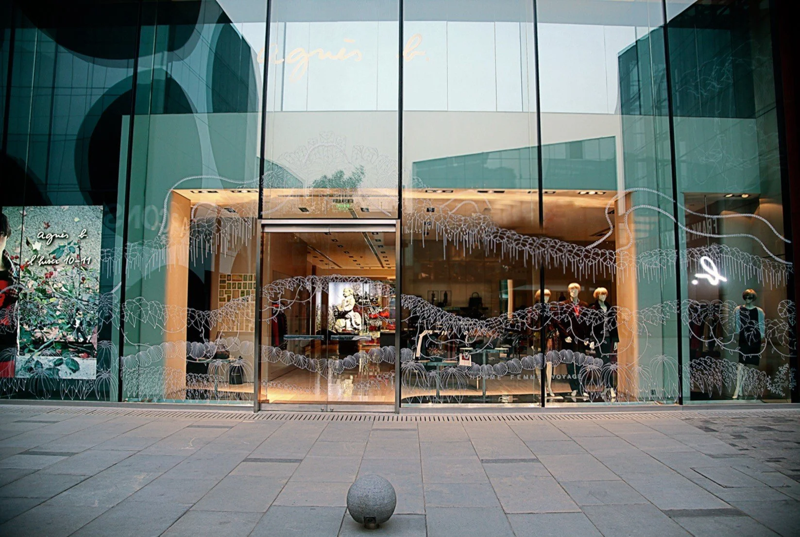 L’Araignée, 2010 | Fresque réalisée au marqueur blanc sur la vitrine | Boutique Agnès b., Pékin, Chine.