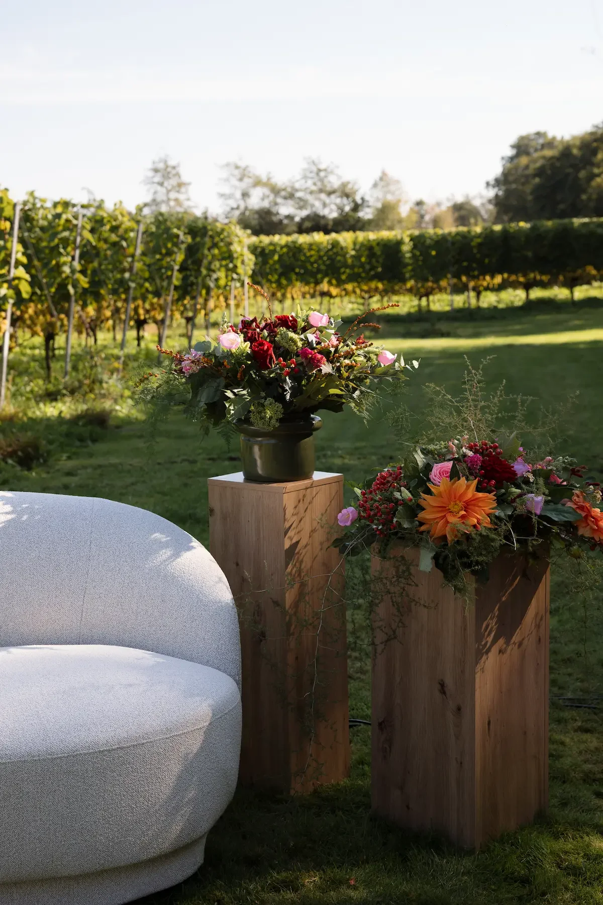 Vineyard-wedding-Frysling-flower-decoration.webp