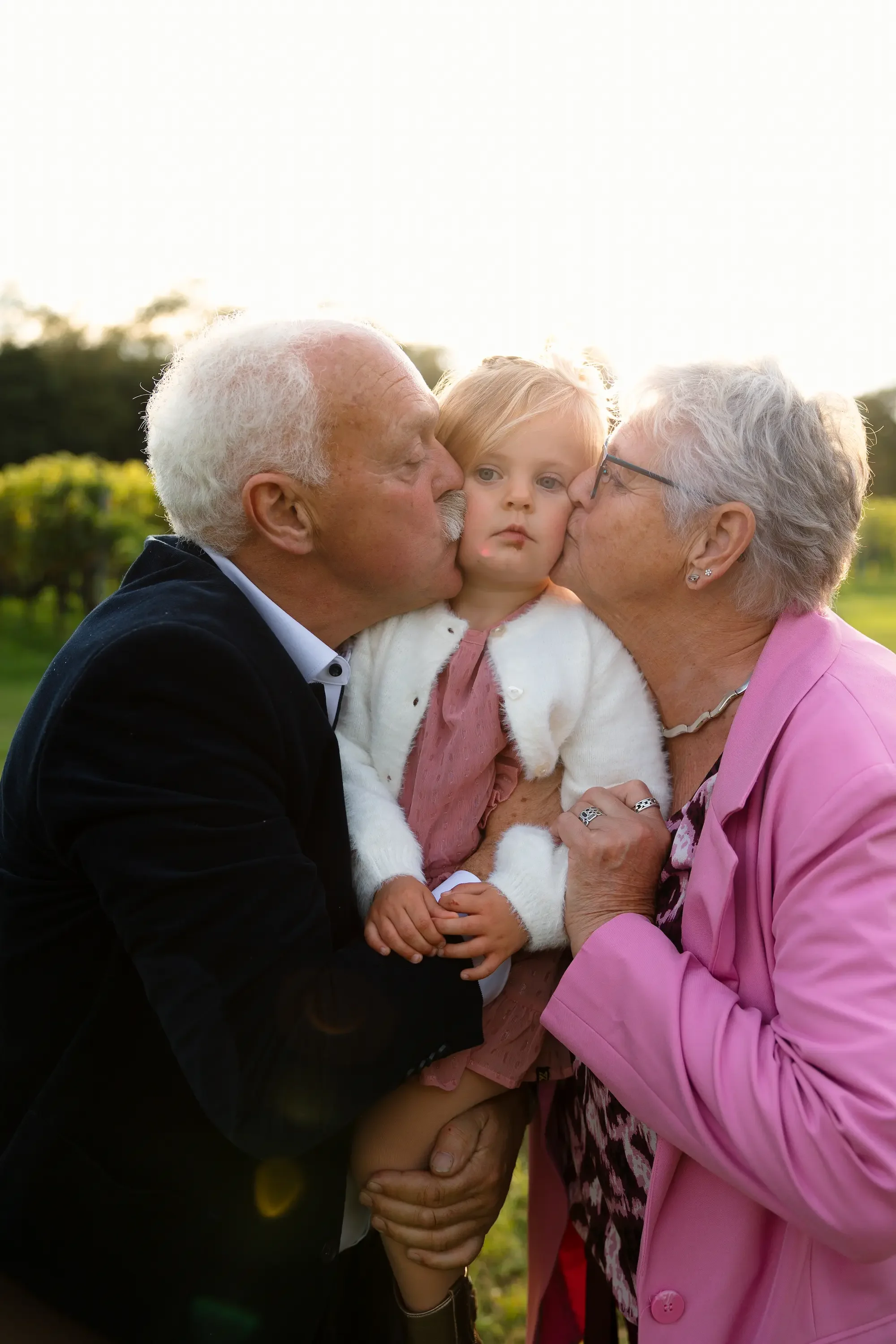 Bruiloft-wijngaard-Frysling-Tineke-en-Jeroen-trouwen-met-kinderen-opa-oma.webp