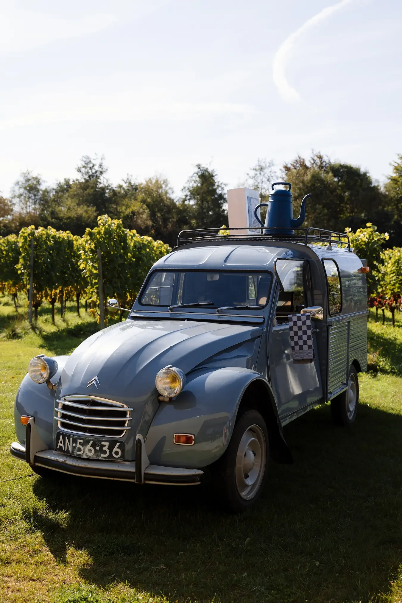 Vineyard-wedding-Frysling-the-Netherlands-coffee-on-wheels.webp