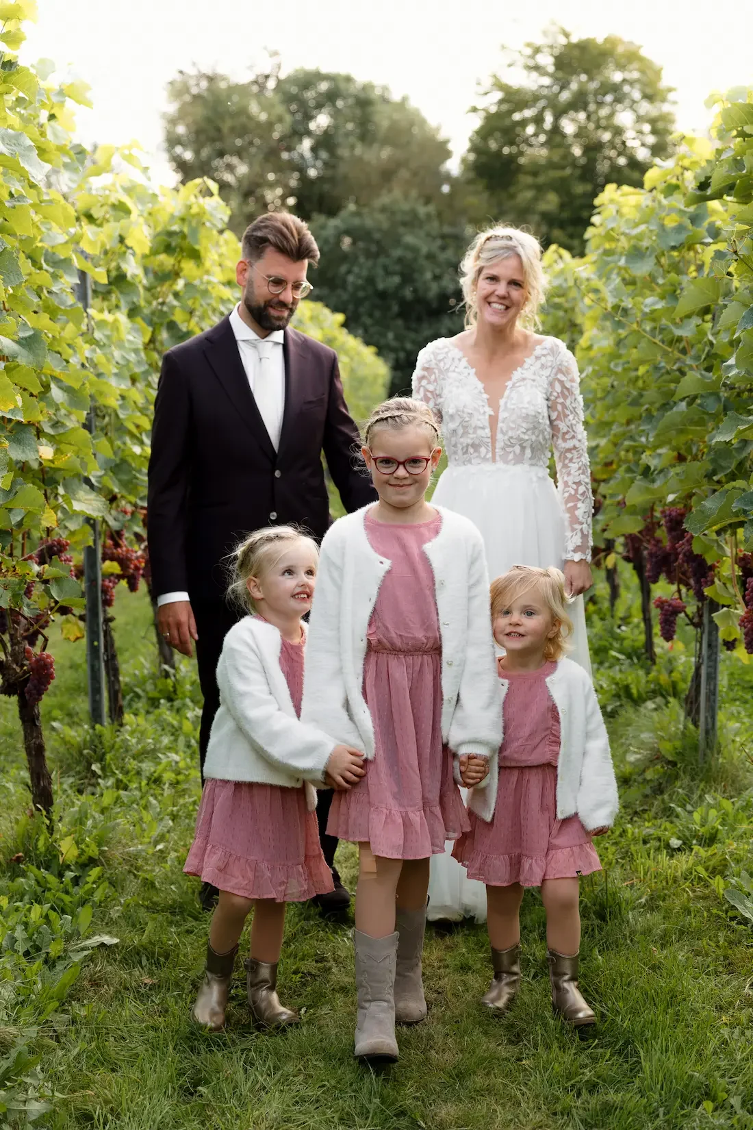 Vineyard-wedding-Frysling-the-Netherlands-get-marries-with-kids.webp