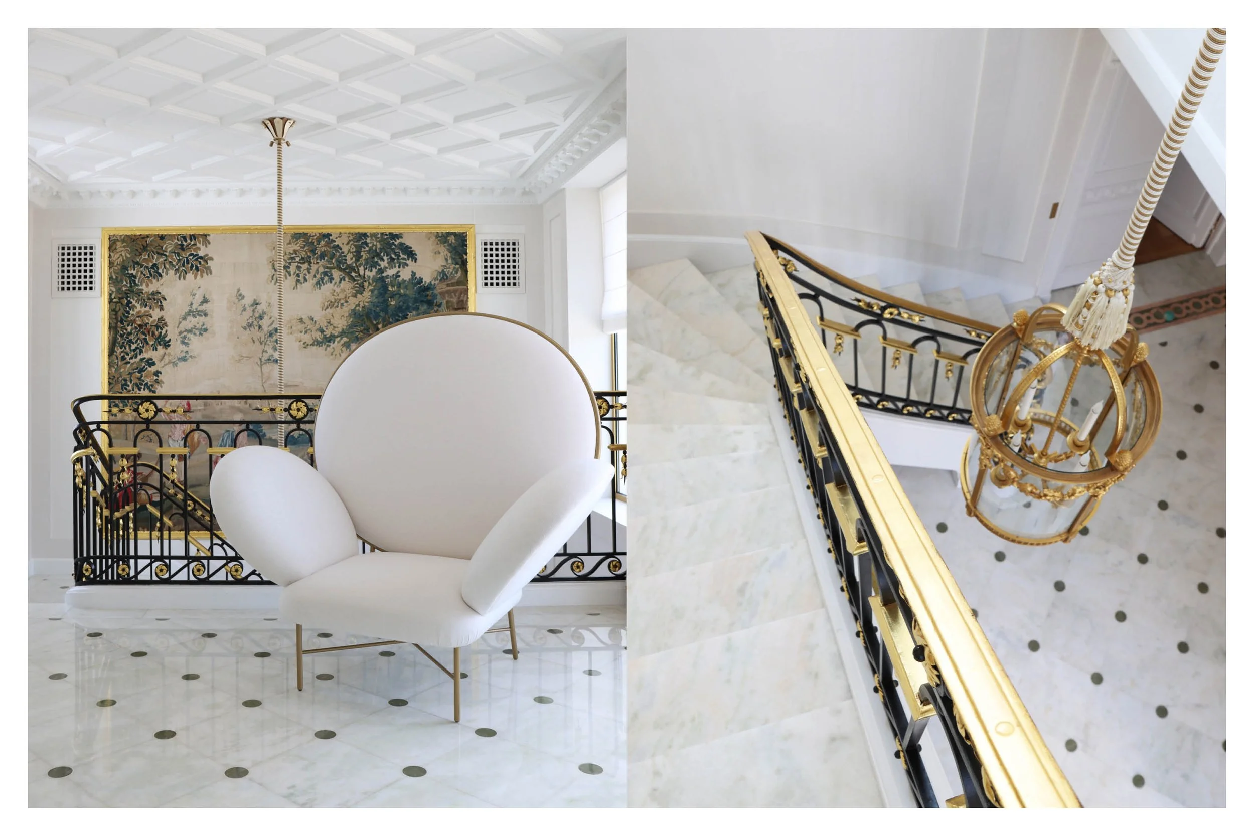 Une pièce élégante avec des murs blanc avec des moulures dorées, une peinture encadrée, un candelabre doré et une chaise en bois avec un coussin jaune. À droite, une table en marbre avec un motif beige et blanc.