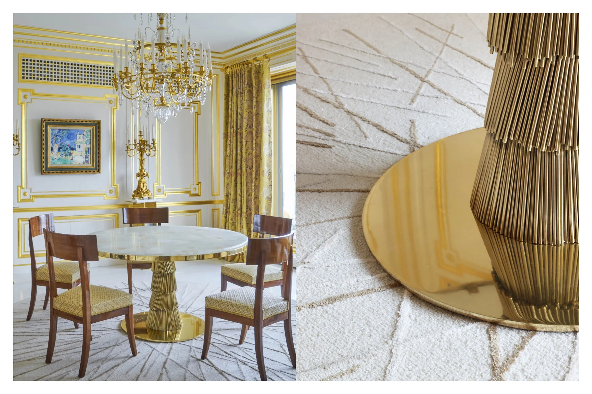 Une salle à manger luxueuse avec un mur blanc orné de détails dorés, un chandelier en cristal, une table en marbre blanc avec un piétement en or, quatre chaises en bois avec sièges en tissu jaune, des rideaux dorés à motifs, et un tapis beige avec un design doré. La moitié droite montre un gros plan d'une table avec un objet en or brillant et un objet en métal à surface striée.