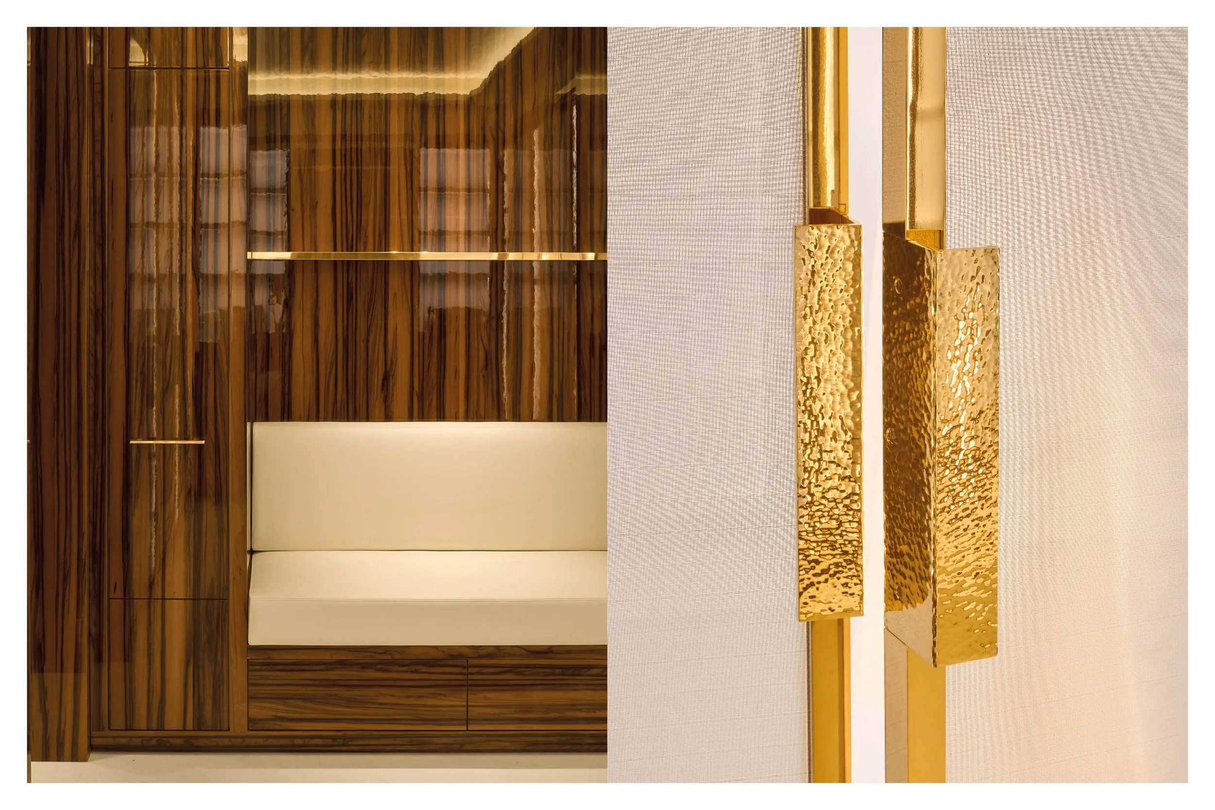 Une pièce avec une porte ouverte menant à un espace intérieur avec un banc blanc, des murs avec un revêtement en bois foncé, et un tableau accroché au mur.