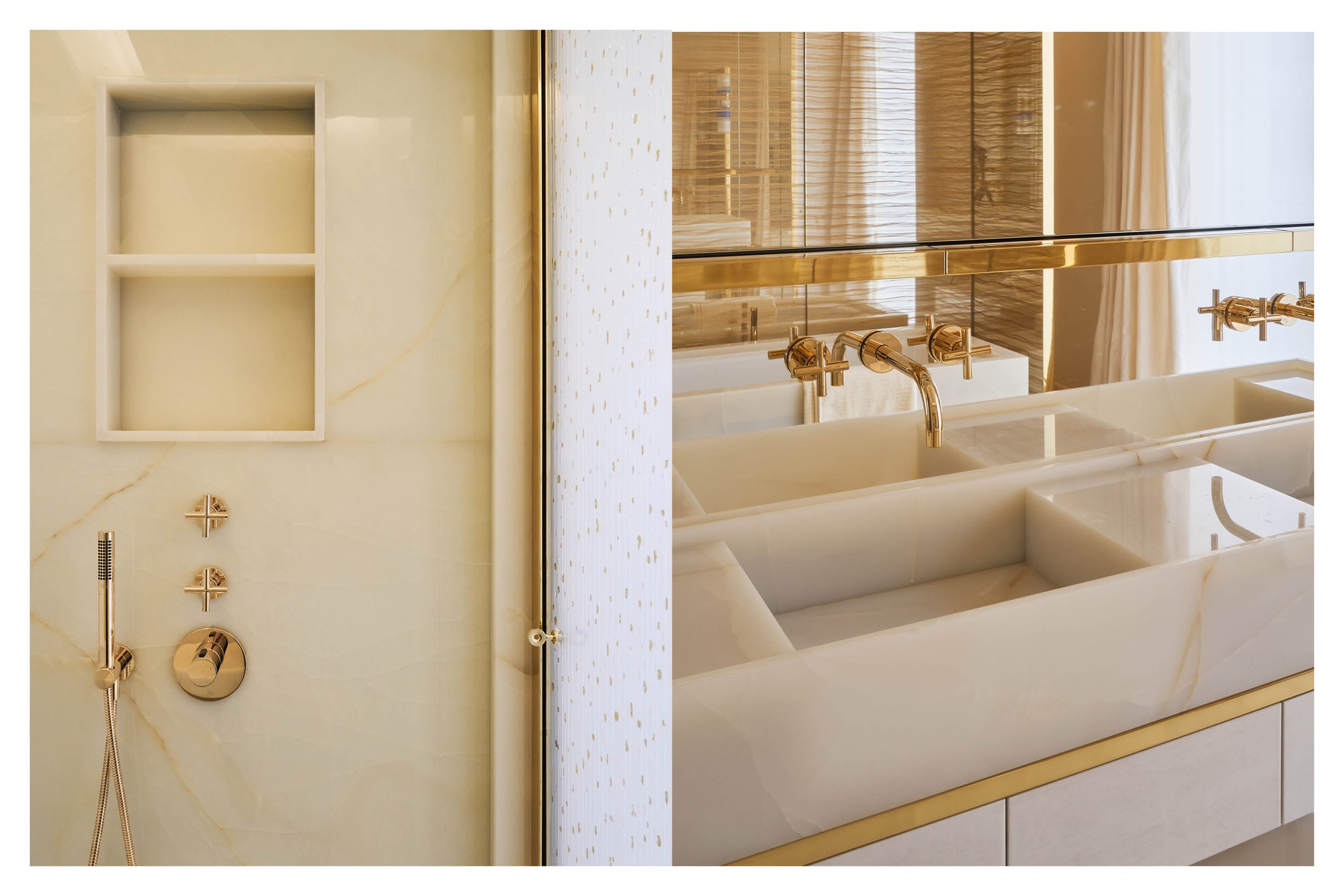 Une salle de bain élégante avec un lavabo en marbre blanc, des robinetteries en or, un miroir miroir mural et des rideaux crème, avec une décoration moderne et raffinée.