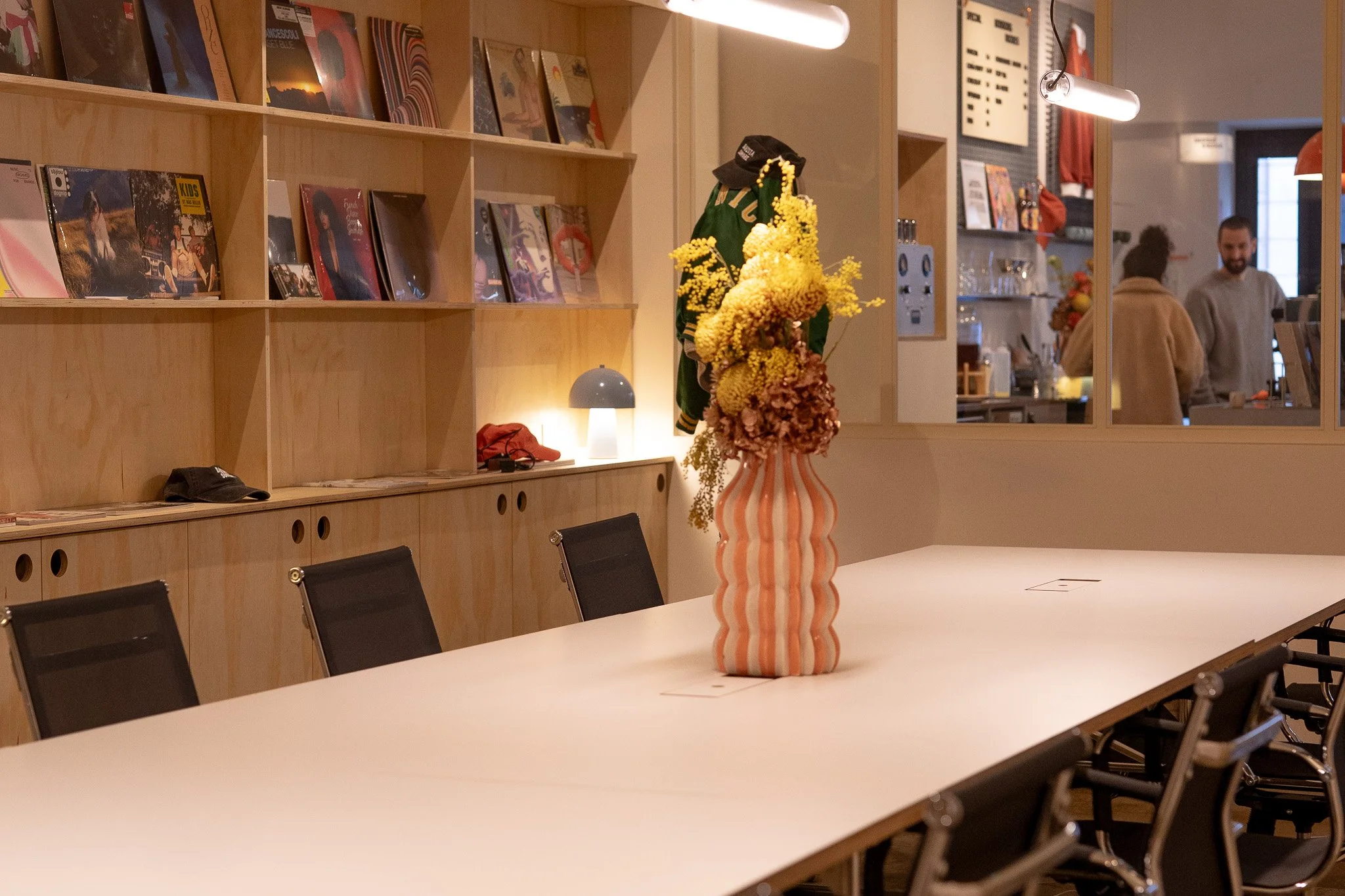 Une salle de réunion avec une grande table blanche