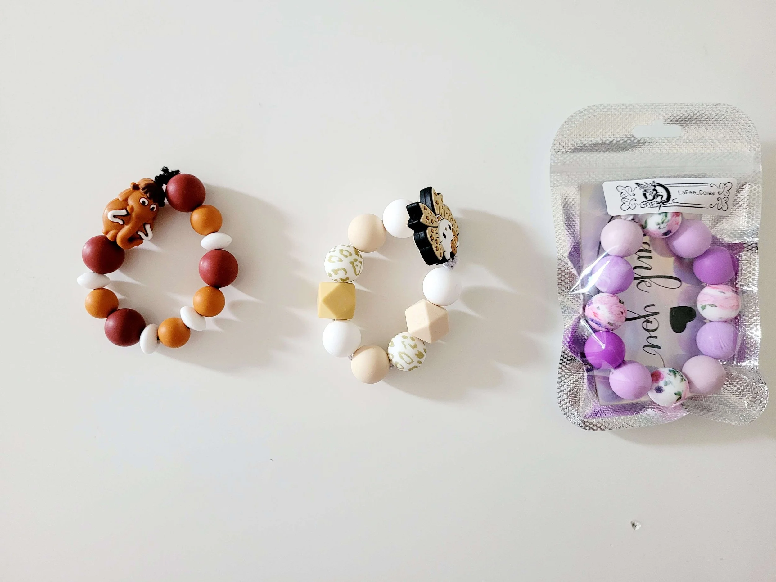 Lot de trois bracelets perles