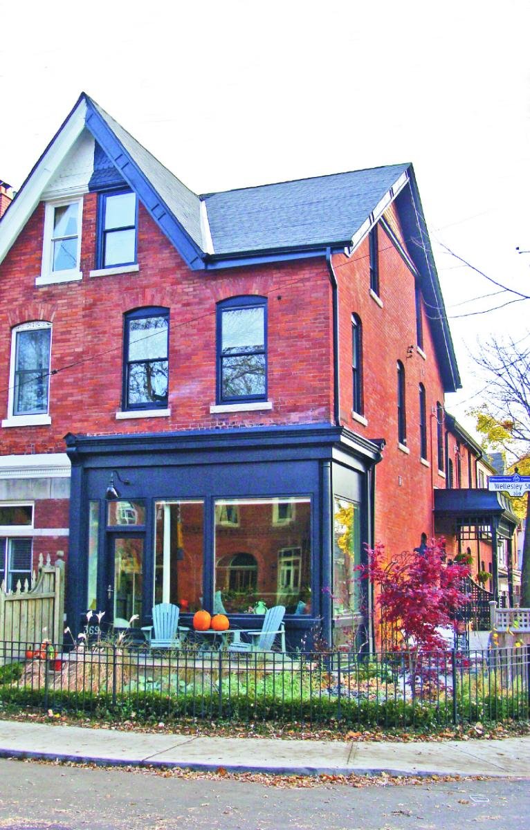 2010- 369 Wellesley St E