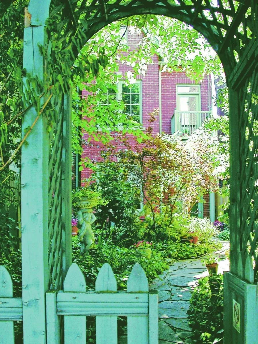 2001 - 413 Wellesley St E