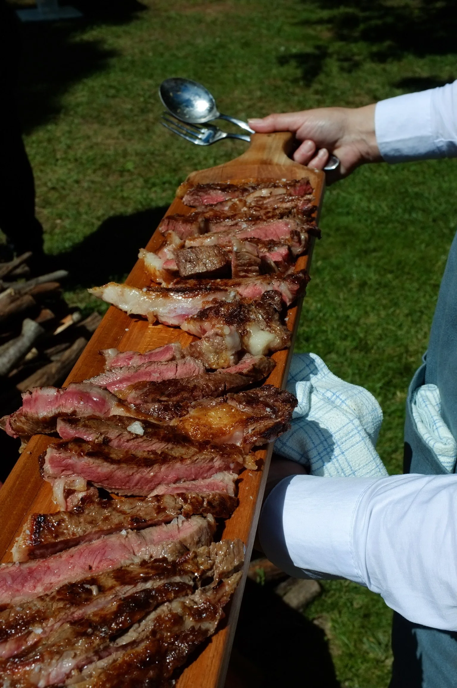 Carne servita su un tagliere di legno.