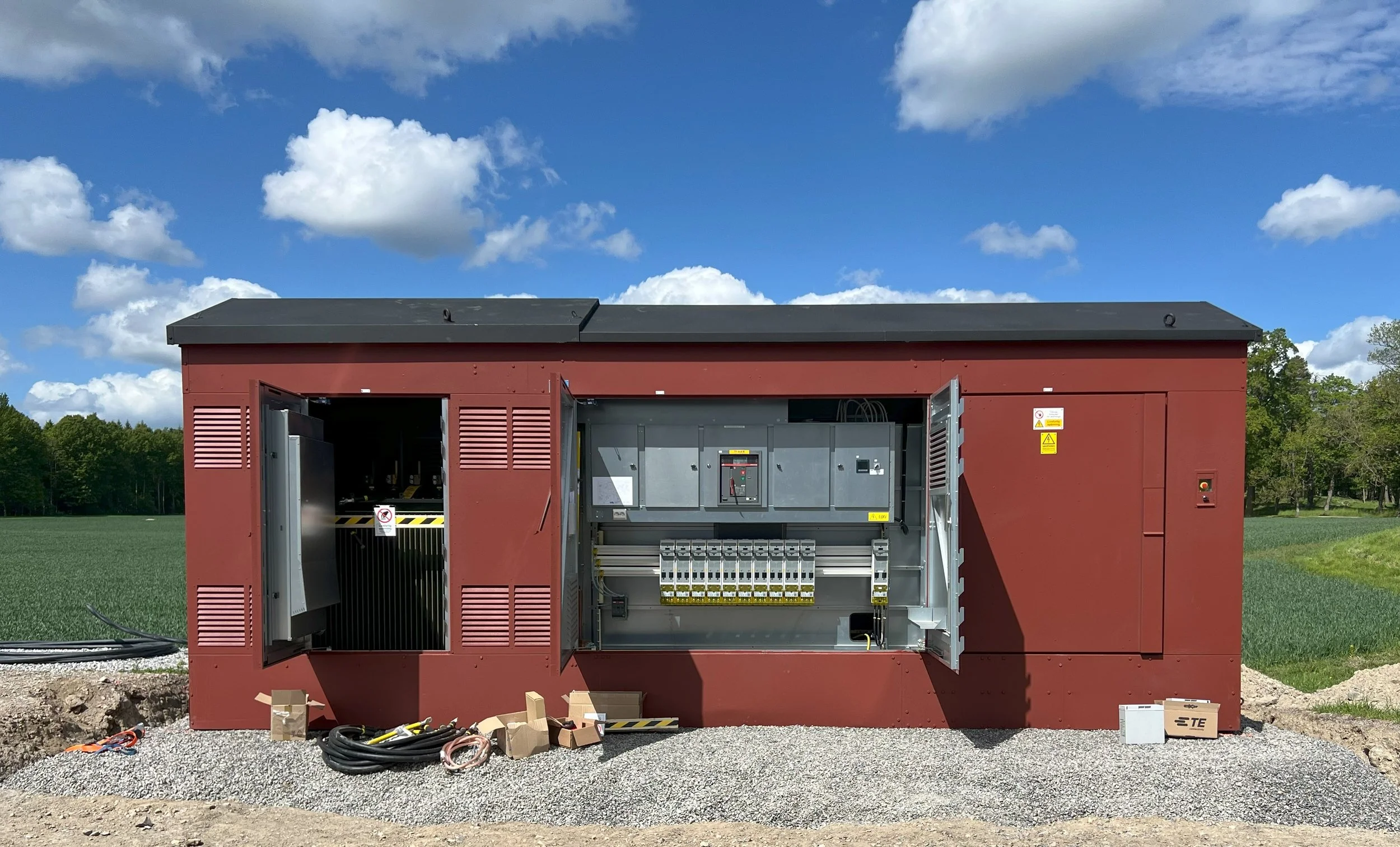 En öppen nätstation i solsken.