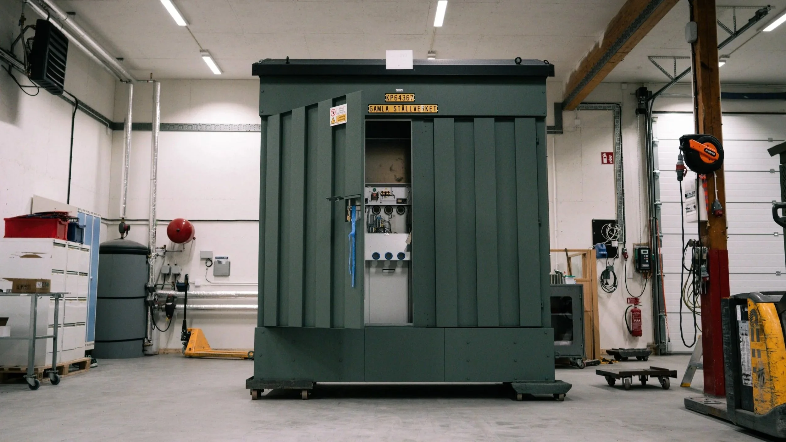Grön satellitstation med öppen dörr.