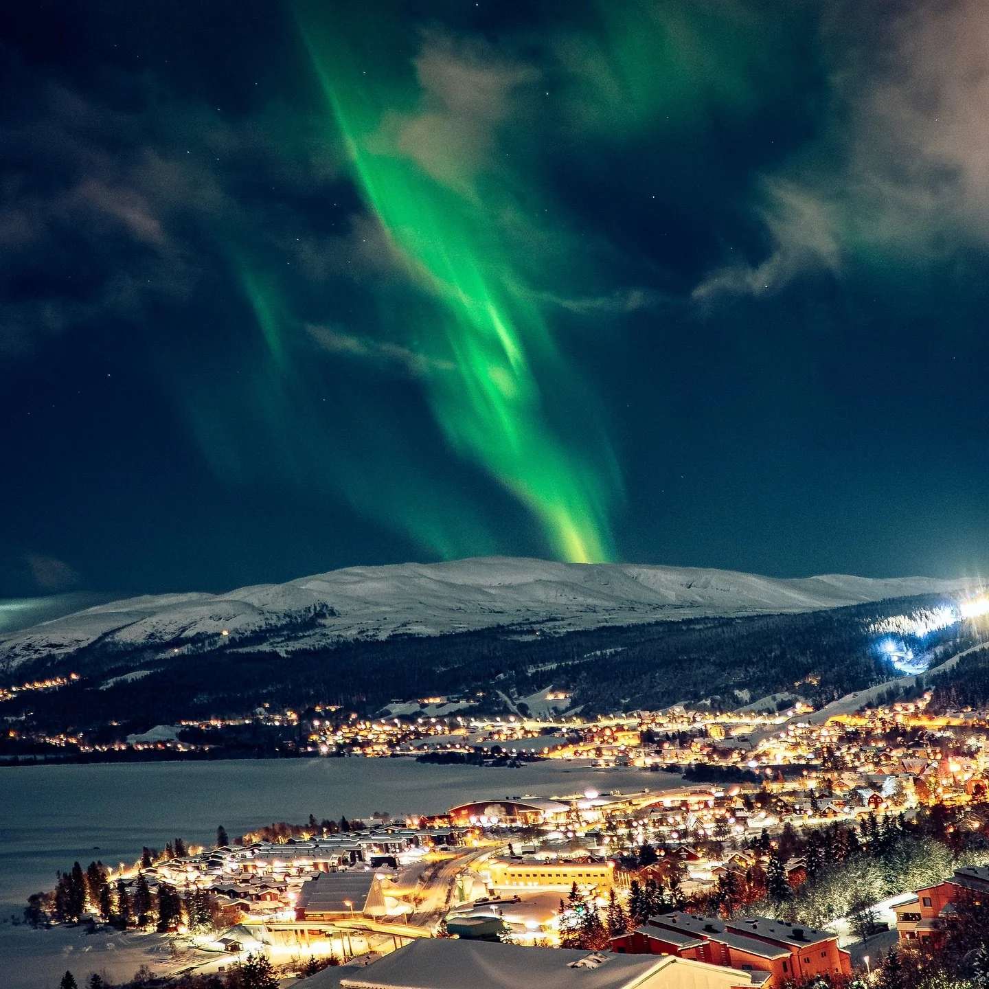 Åre by nattetid med norrsken.