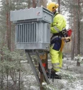 En man som klättrar i en stolpe för att montera en MVB booster.