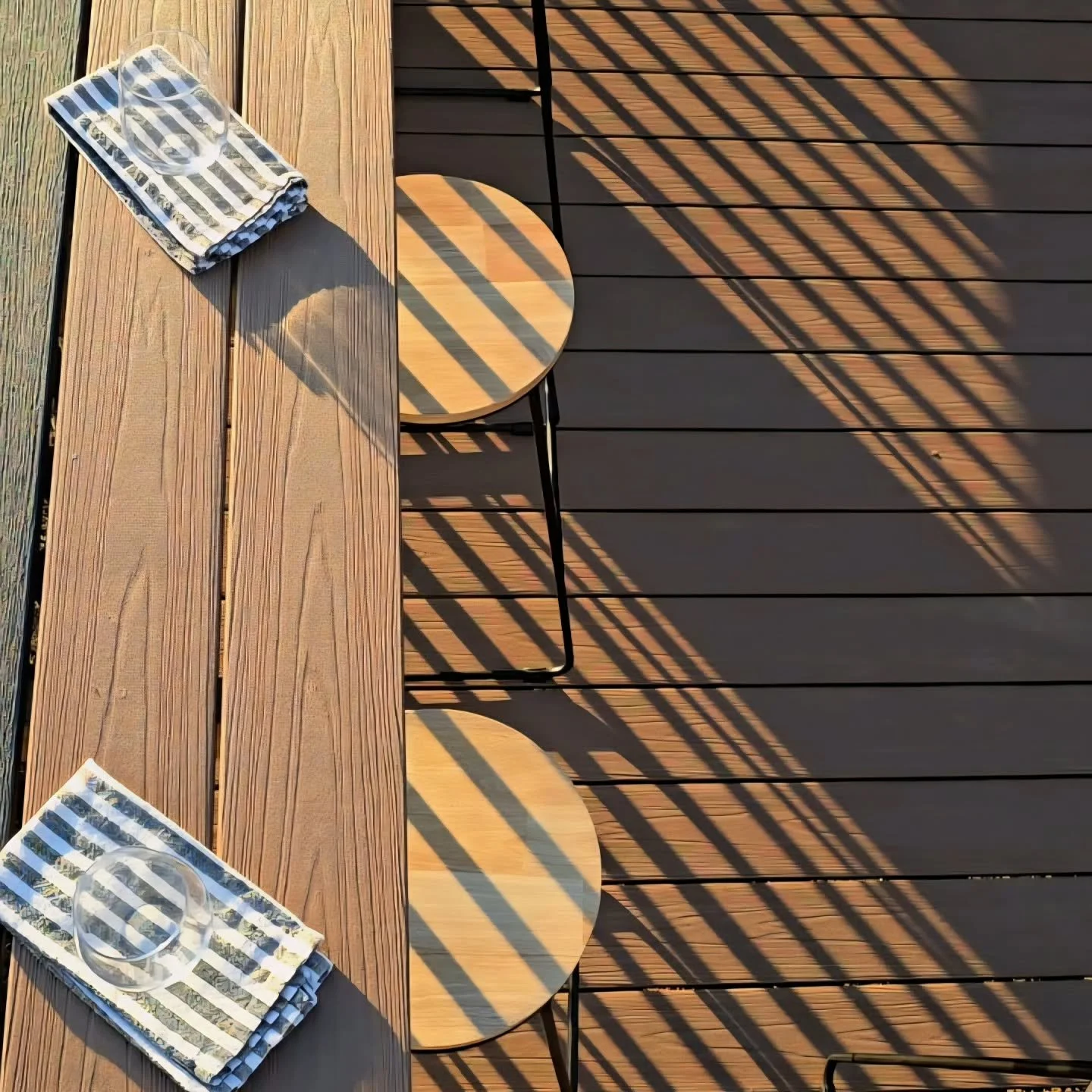 This one started as &ldquo;just a deck.&rdquo;

Ended up as a place you actually want to be.

Bar top for drinks.
Dining space for real dinners.
Lounge area that doesn&rsquo;t get ignored after week two.

That&rsquo;s the difference.

Most builds foc