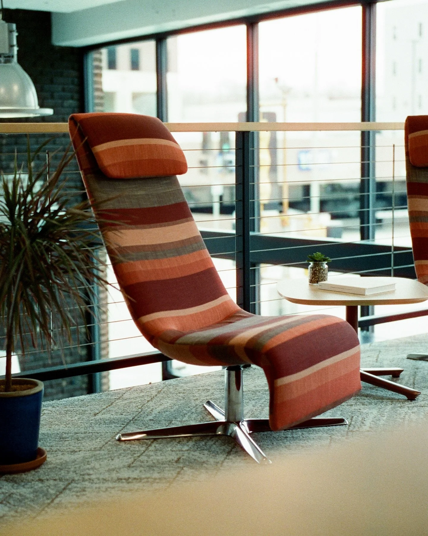 Boldly in the zone.
- @teknion Zones Solo Lounge 
- @luumtextiles Structured Stripe
#teknion #luumtextiles