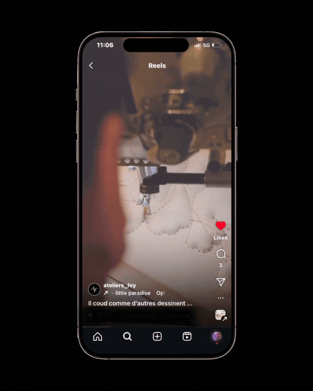 Capture d'écran d'une vidéo TikTok montrant une pièce d'horlogerie en gros plan, avec des détails métalliques, dans un environnement de travail.