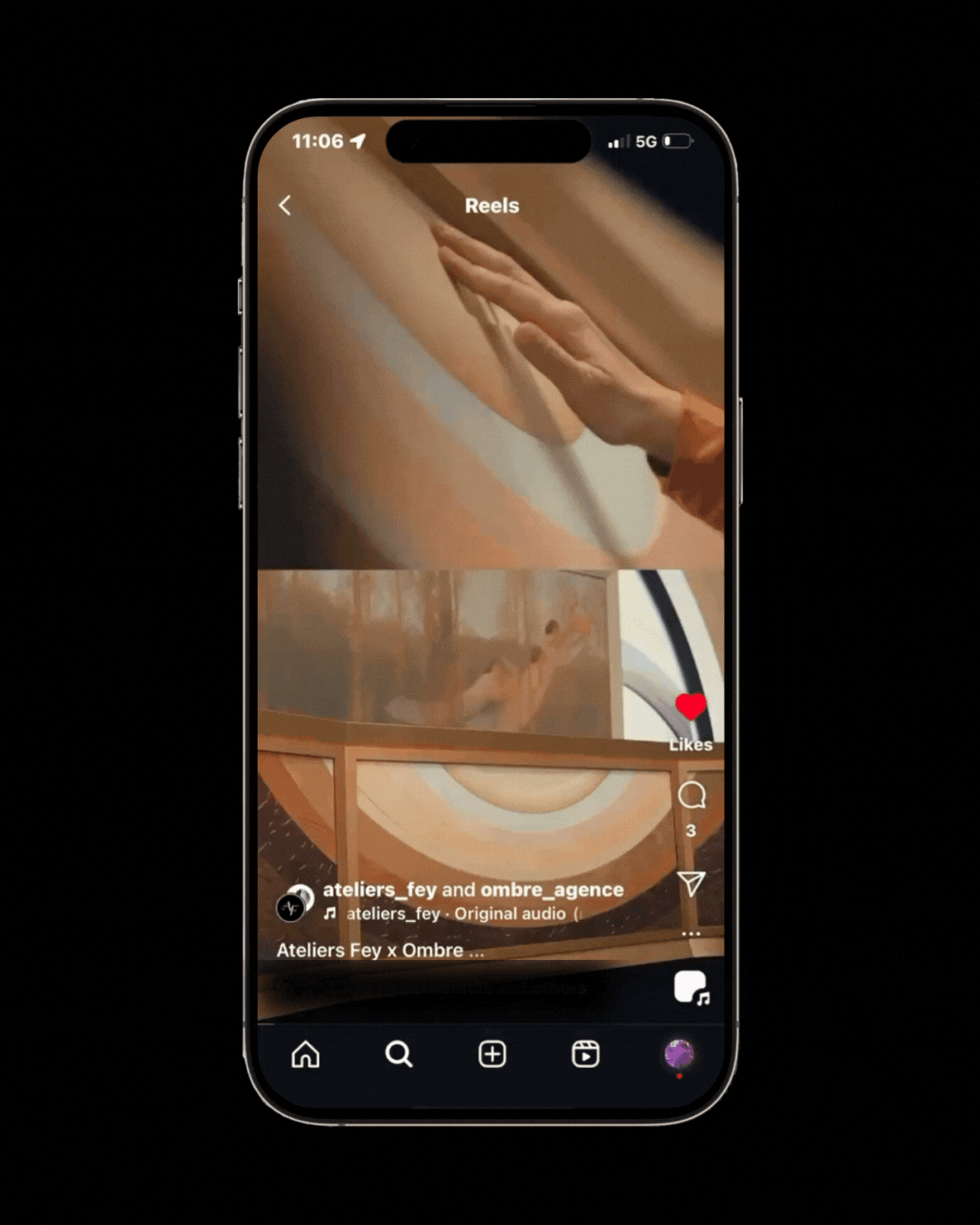 Capture d'écran d'un téléphone affichant une vidéo TikTok avec des mains qui touchent une surface en bois ou en céramique, en arrière-plan une lampe ou un éclairage chaud.