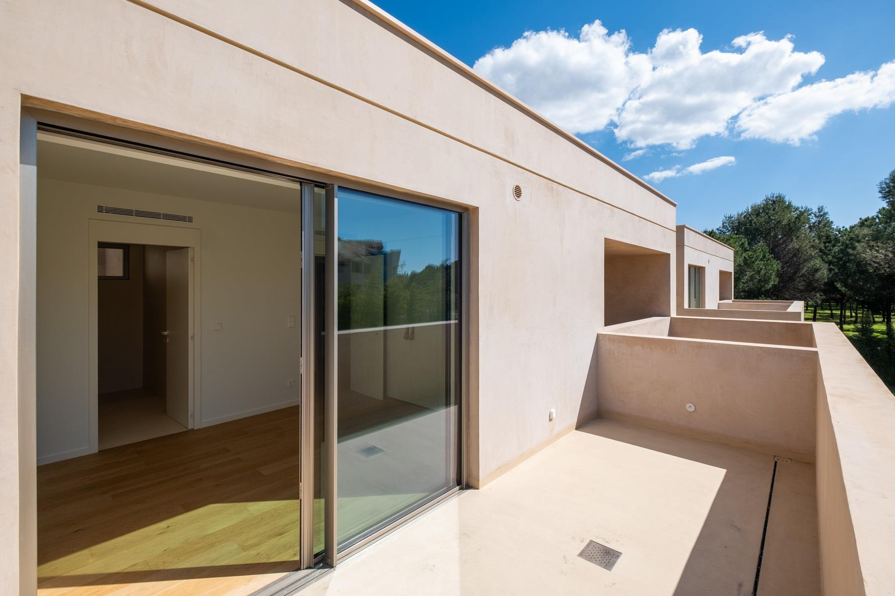 Simple Beelt Construction 5 villas