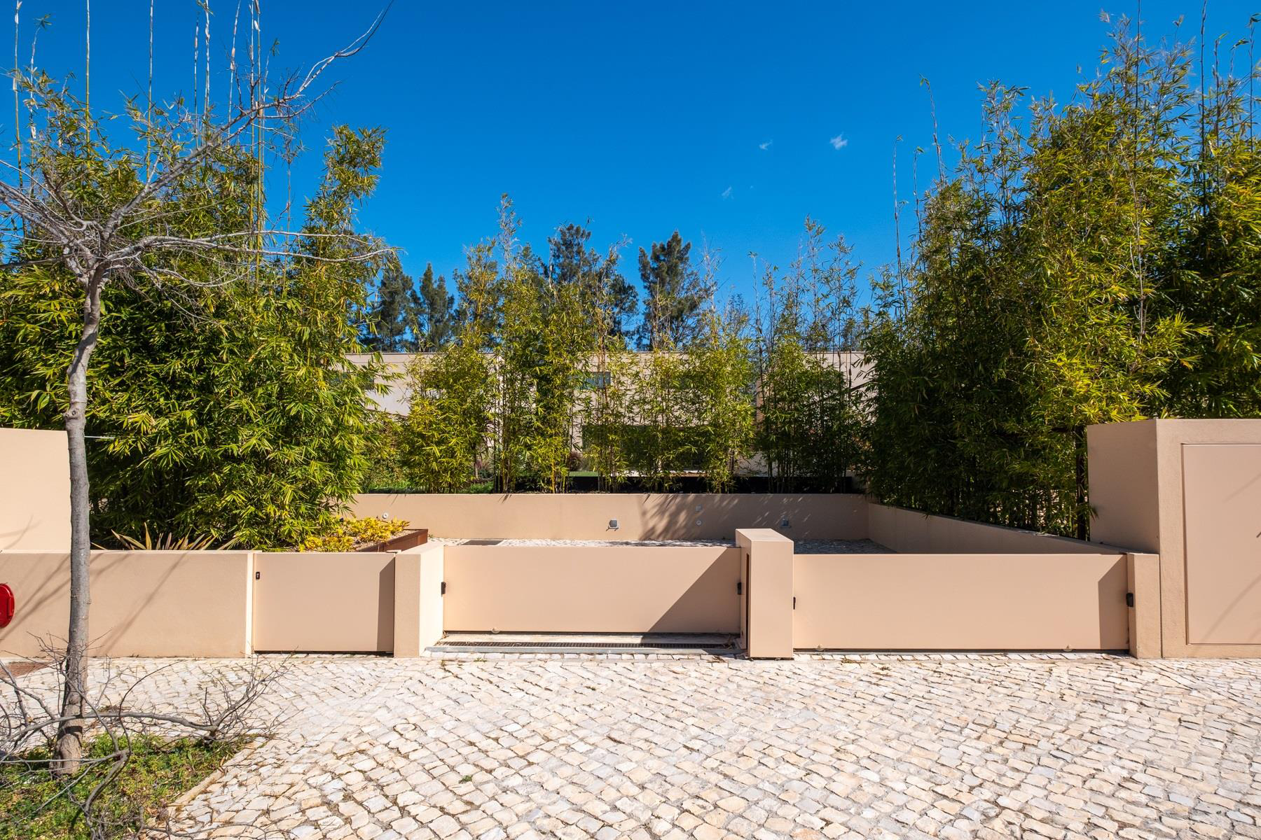 Simple Beelt Construction 5 villas