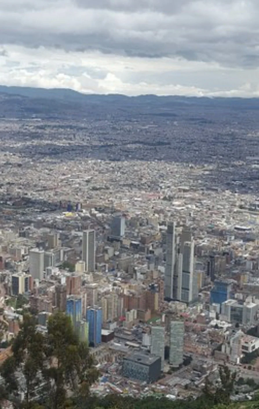 “La Bogotá de las Cinco Caras: la ciudad que olvidó mirar con los ojos del corazón”