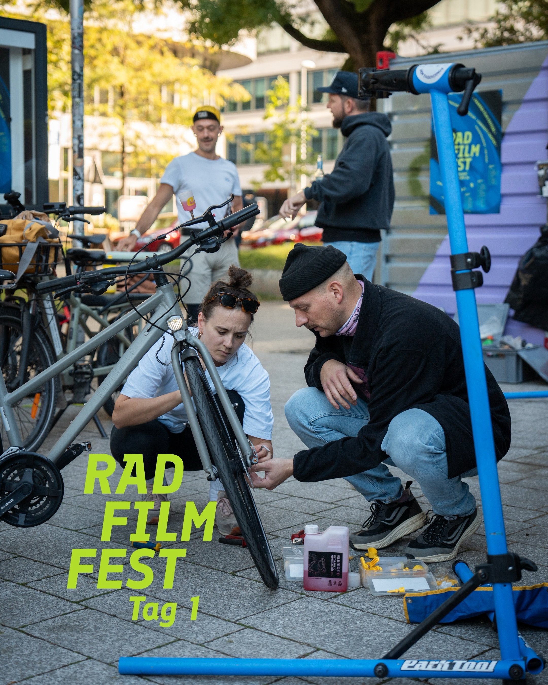 RAD FILM FEST
DE Festivalimpressionen 2026 
Tag 1 - Freitag, 25.9.
Vielen lieben Dank an alle!

EN Festival Impressions 2026
Day 1 - Friday, 25/09
Many thanks to everyone!

Lichter &amp; Lenker @lichter.lenker
Michael H&ouml;ffken @mischalala2023
Cyc