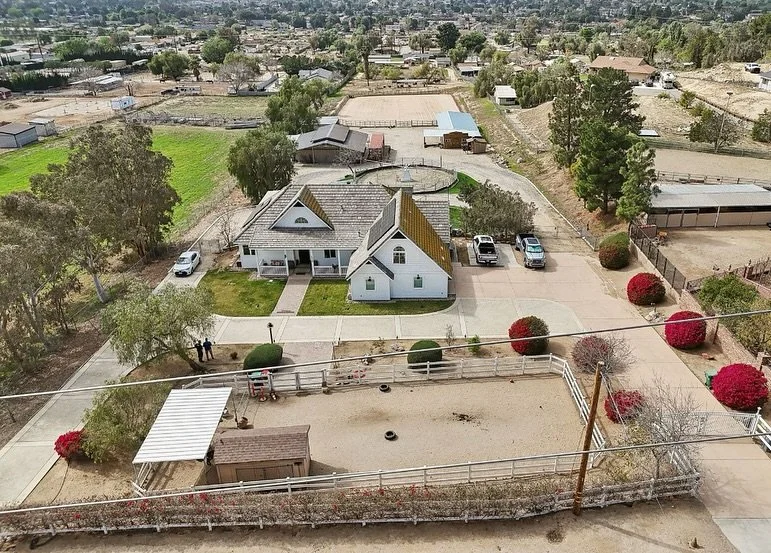 #featurefriday 

🐴 BUILT TO EVOLVE // We didn&rsquo;t just build this Norco ranch&mdash;we helped shape it over time. What started as a custom home for a woman with a vision turned into an equestrian sanctuary, complete with horses, herding dogs, an