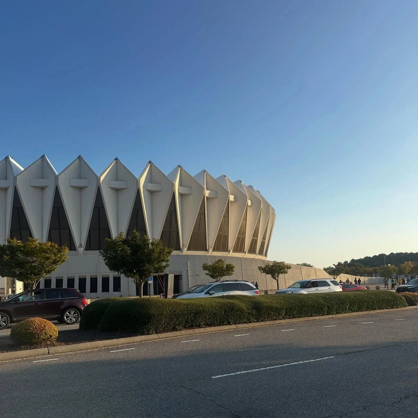 Anyone recognize this iconic venue? ⭕️⭕️⭕️ #redbarnontheroad