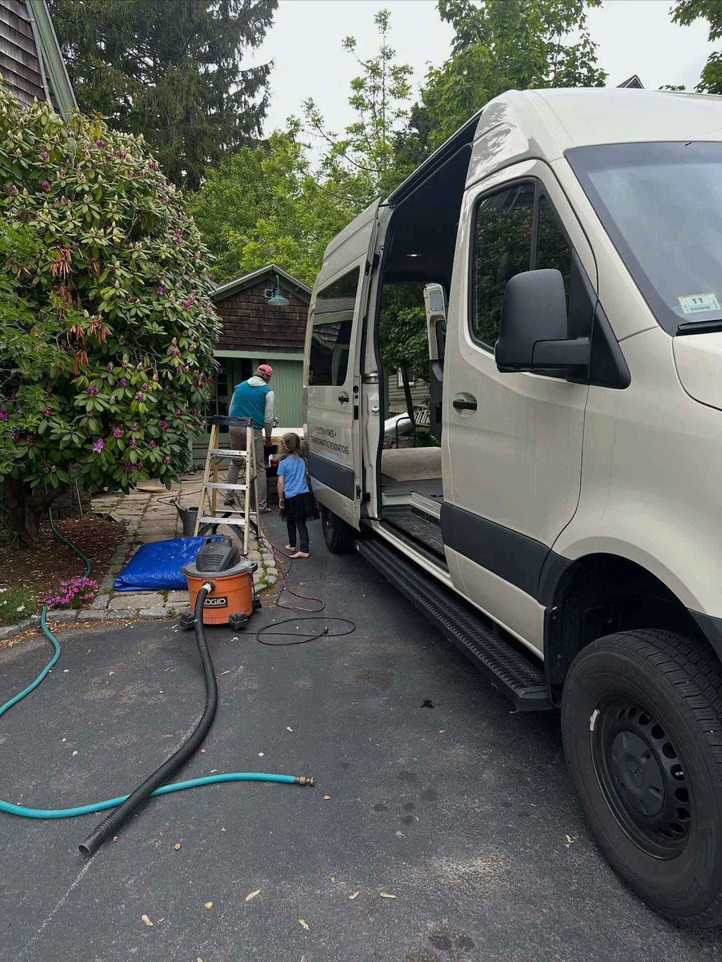 Red Barn has always been a family affair. Getting the RBA kiddos involved in the van fit-out. 🚐 #redbarnontheroad #architecturethatmakesyouhappy #northshorema #newenglandlife #sprintervanbuild