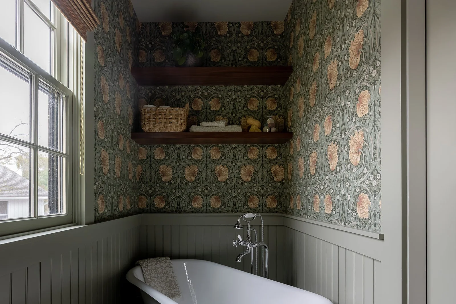 Red Barn Architecture Carpenters Colonial Tub