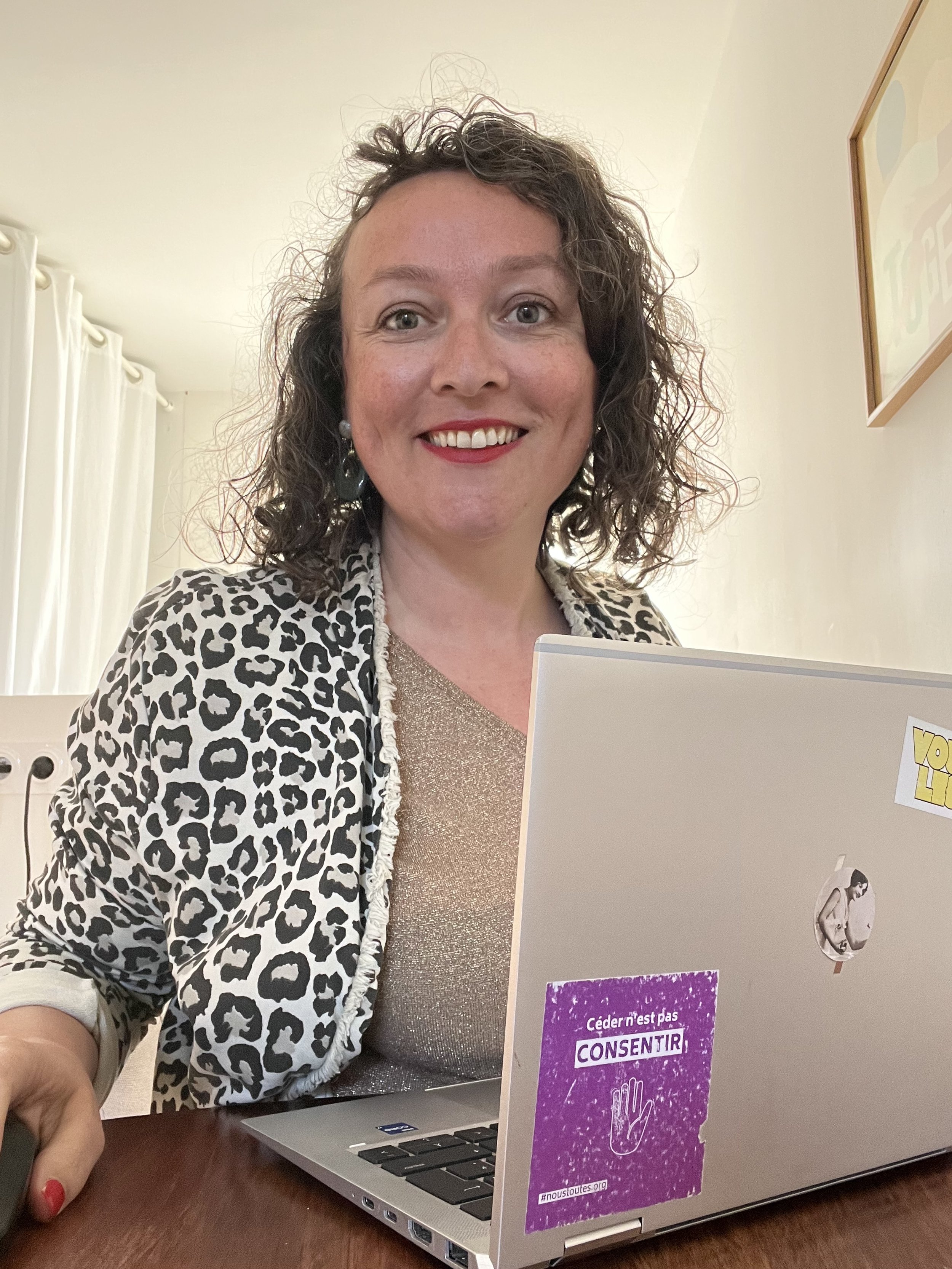 Marie NEDELLEC a créé l'académie des tricoteuses. Les tricoteuses accompagnent les femmes dans leurs parcours professionnels : bilan de compétences, formations.