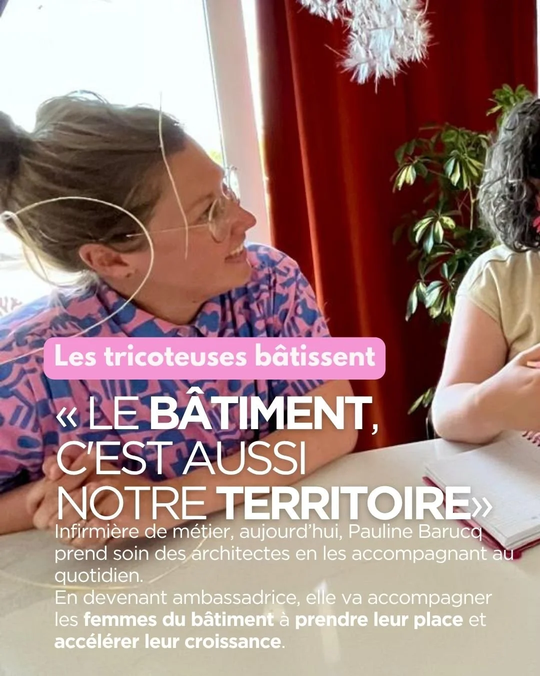 Une femme avec des lunettes et des cheveux attachés discute avec une autre personne, dans un intérieur avec des rideaux rouges et des plantes, lors d'une interview ou une discussion. Texte en français sur l'image.»