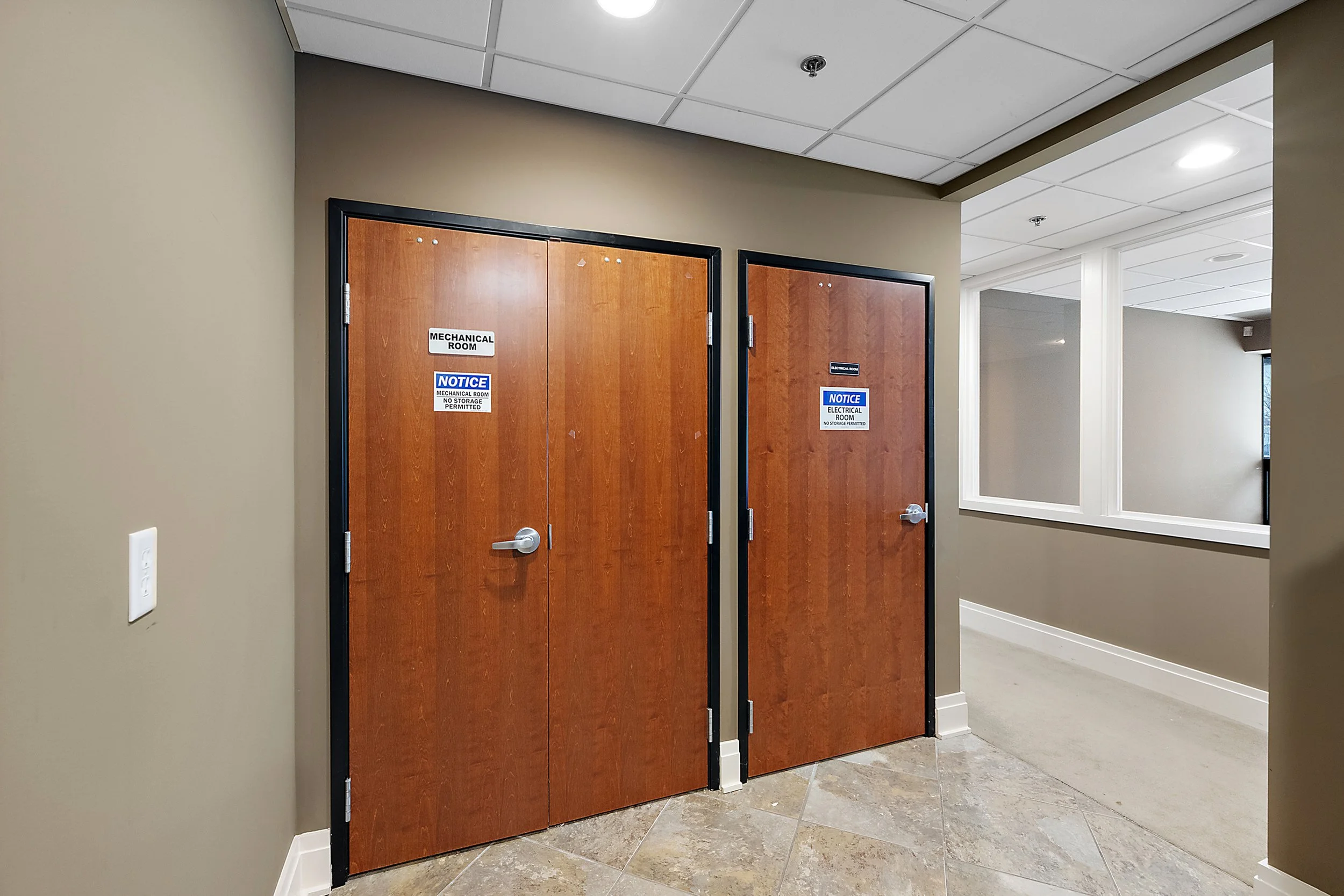 41-2388 Cole Suite 203-41.jpg