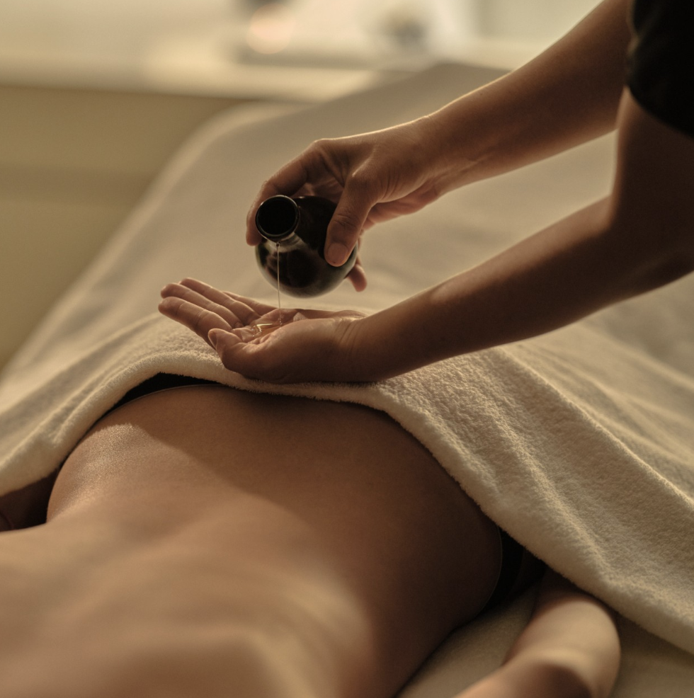 Relaxing massage with professional oils and fresh linens in Los Cabos