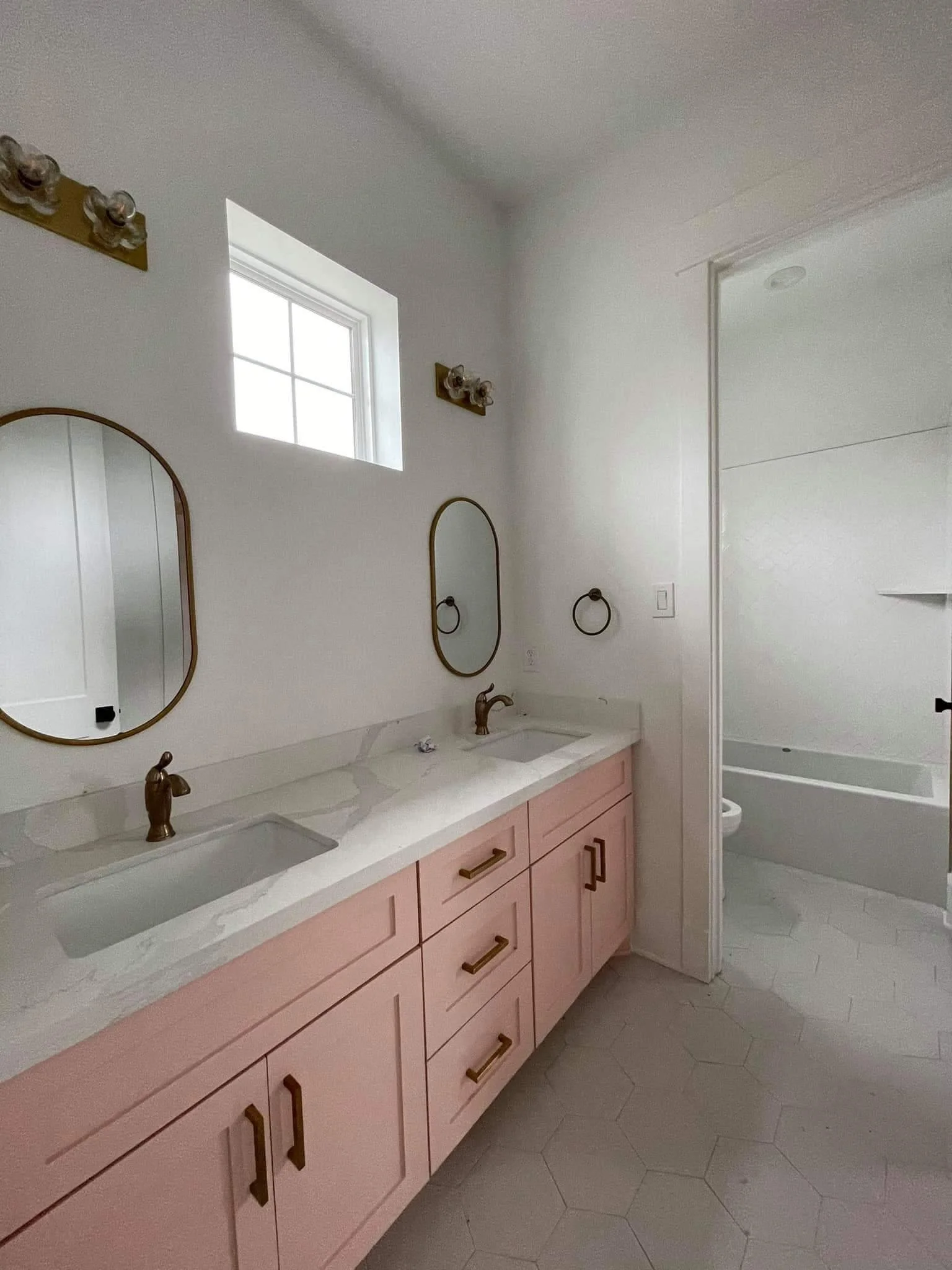 Gems-Custom-Homes-Luxury-Home-Builder-Architect-Baytown-Houston-Mont-Belvieu-Anahuac-New-Construction-Dream-Pink-Girl-Bathroom-1.jpg