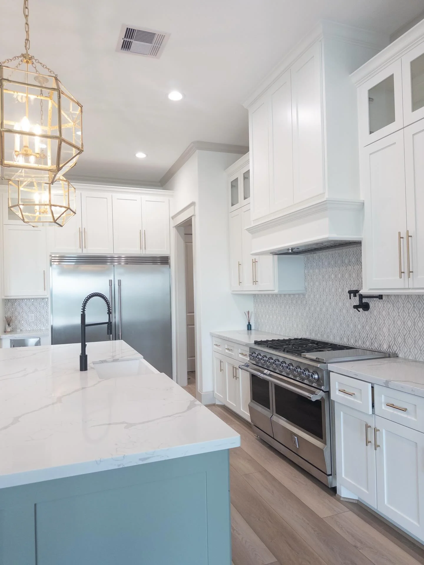 A bright, airy kitchen designed for gathering, cooking, and making memories&mdash;tailored to our client&rsquo;s lifestyle from the ground up.
#GemsCustomHomes #LuxuryHomes #CustomKitchenDesign #DreamHomeGoals #KitchenInspo #HomeGoals #UpscaleLiving 