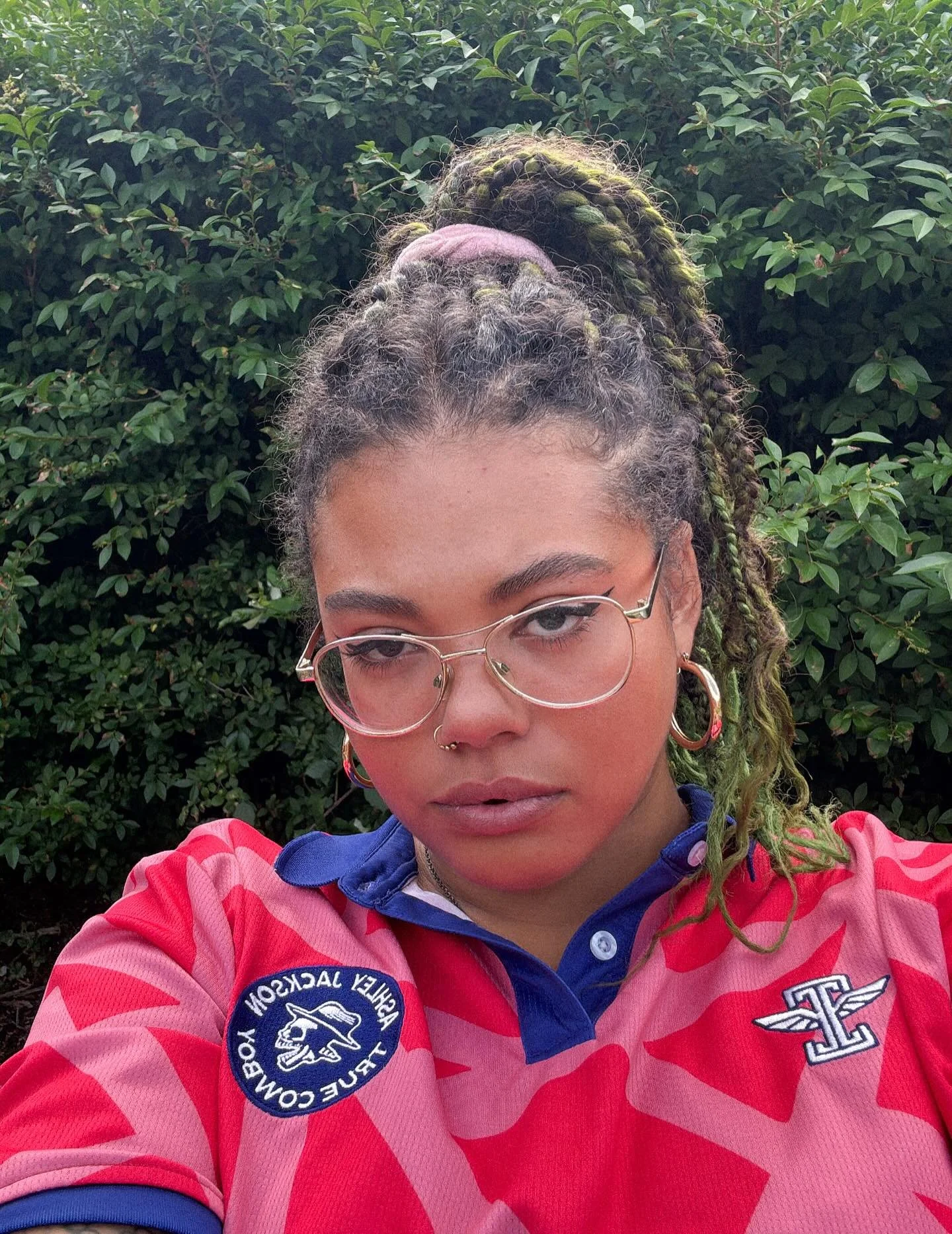 I am alive‼️ And, as you can see by the state of my headtop (but possibly not my expression), LIVING! ⭐️ 

⬇️ Read on for a ramble:

Had a great convo yesterday with someone not on insta about how to sit in rage and unrest when you&rsquo;re feeling r