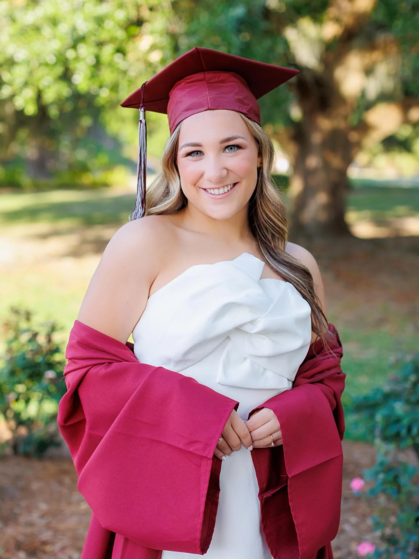 Smiles, sunshine, and a whole lot to celebrate 🎓 Sarah is officially graduation ready!! ✨
