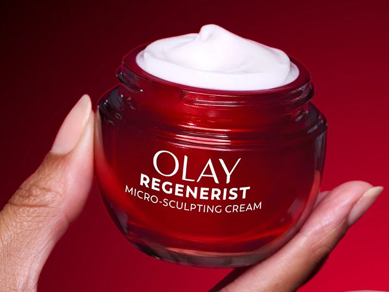 Olay_EC05_EN_RegeneristMicroSculptingCream_ProductInUse.jpg
