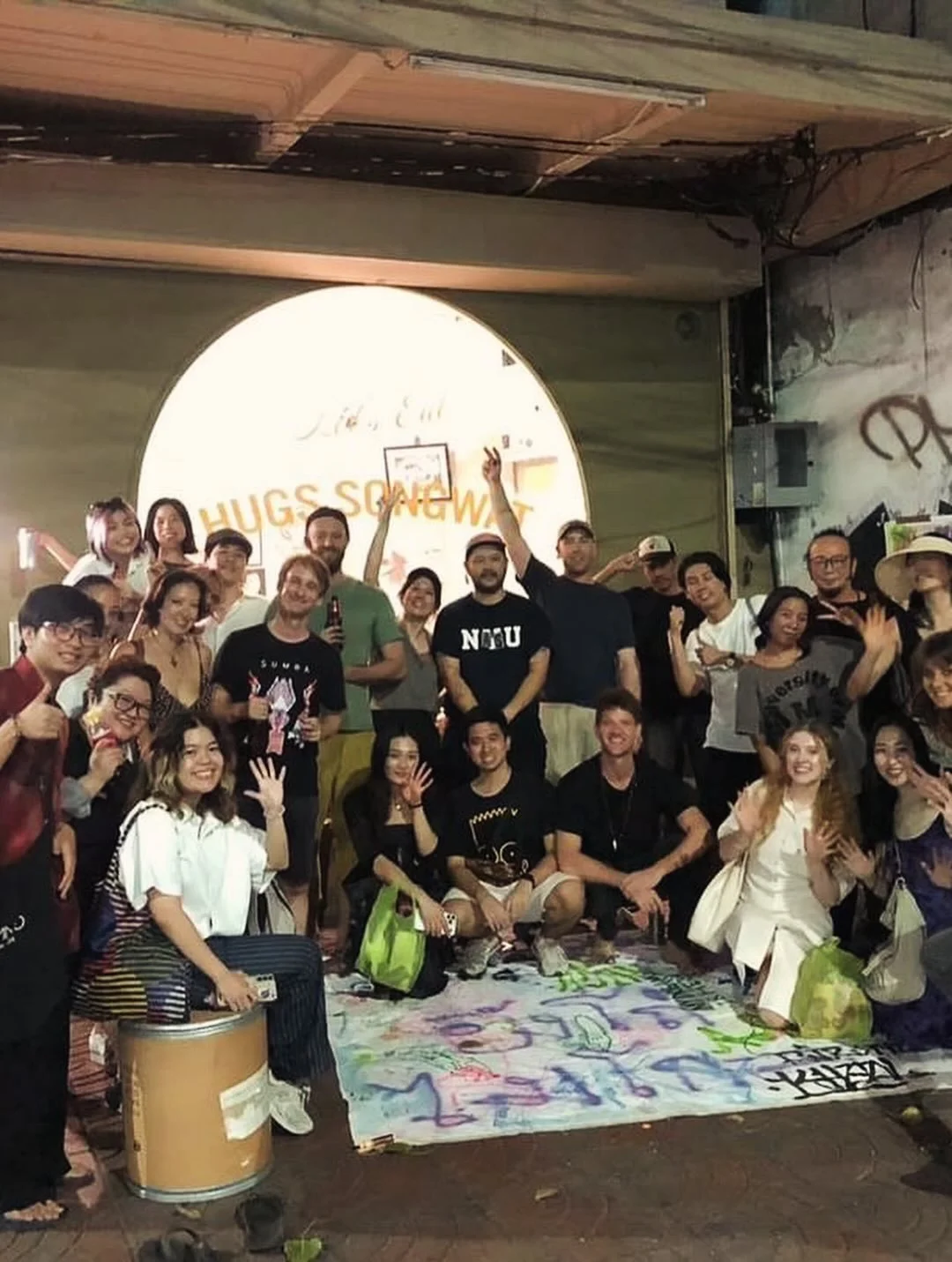 Two years ago was our first exhibition in Bangkok, Thailand at @hugs_songwat_cafe 

Thanks for letting our artists in!

2년 전, 태국 방콕의 @hugs_songwat_cafe에서 저희의 첫 전시회가 열렸습니다.

저희 아티스트들을 맞이해 주셔서 감사합니다!
@thehechyeomoyeo 
#artist #opencall #exhibition #tha